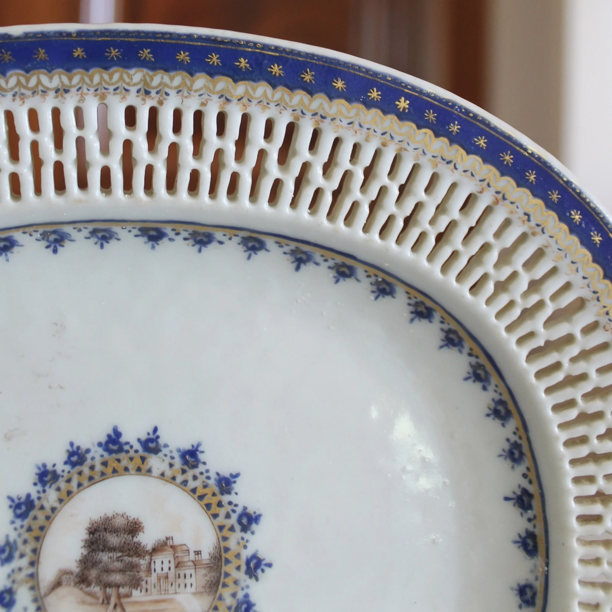 Chinese Export Porcelain, Blue and Gilt salad bowl and plates