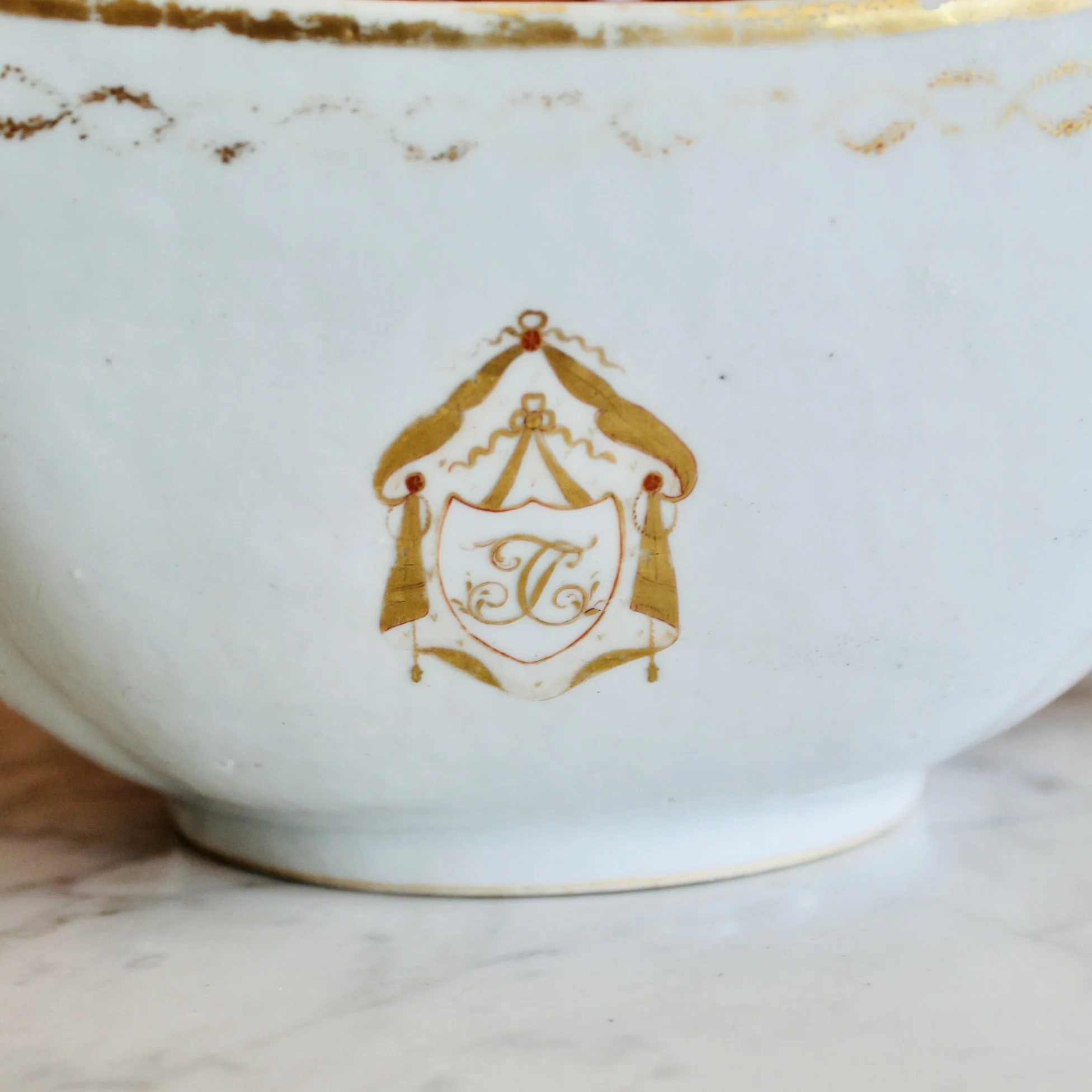 Chinese Export Porcelain, Blue and Gilt salad bowl and plates