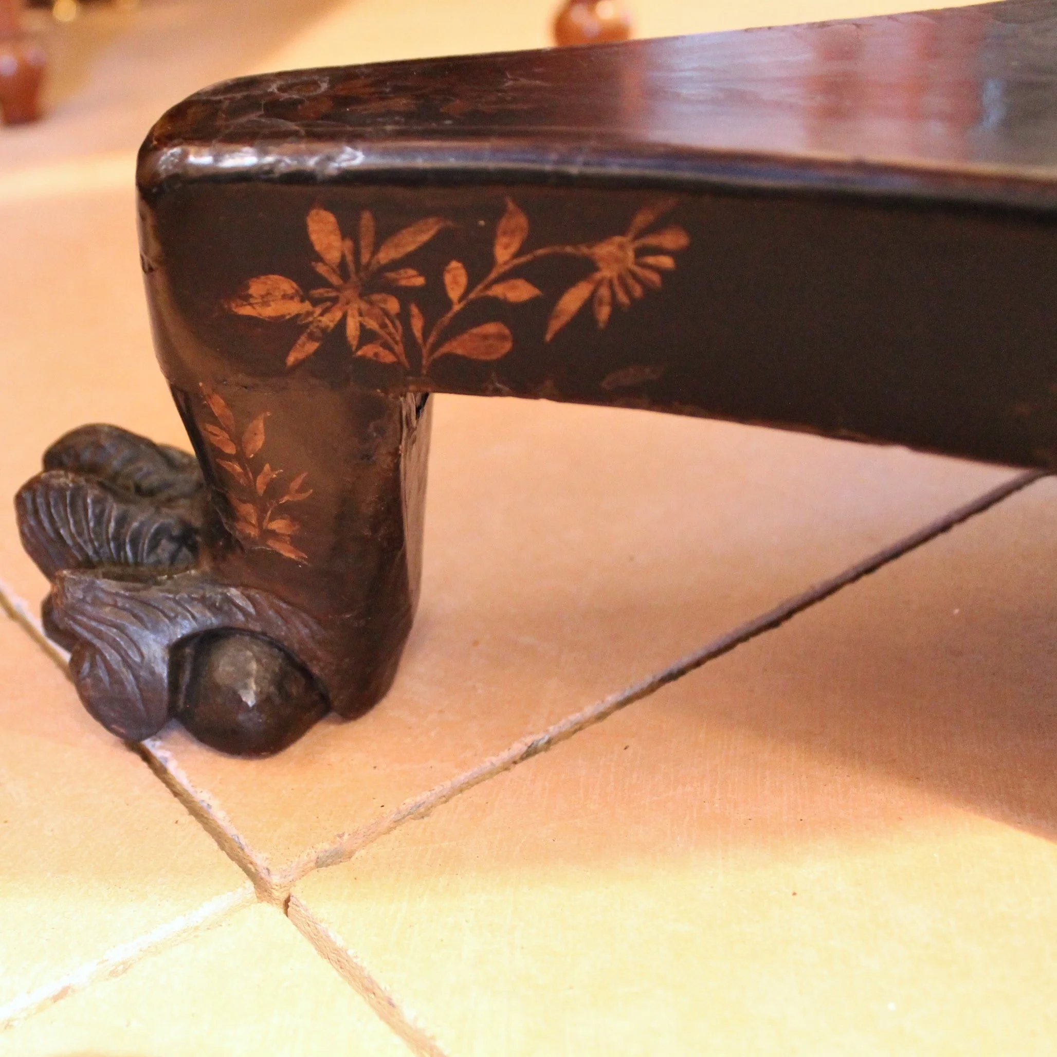 Chinese-Export-Black-Lacquer-And-Gilt-Decorated-Tilt-Top-Center-Table-base-detail
