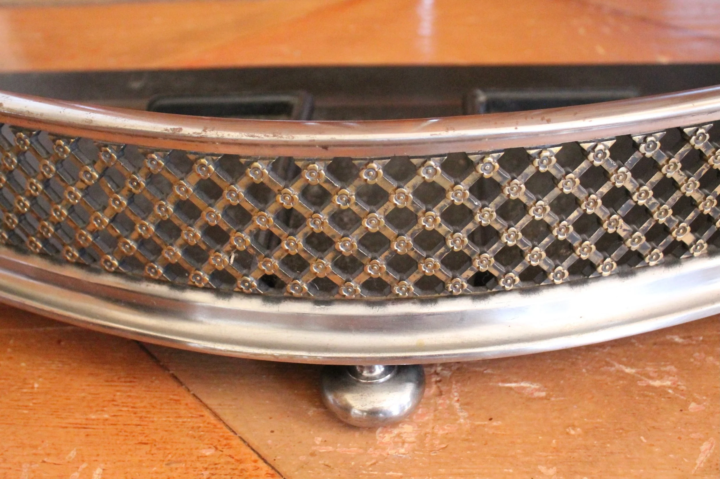 Antique-English-Polished-Steel-and-Brass-Fretwork-Fender (7)-detail