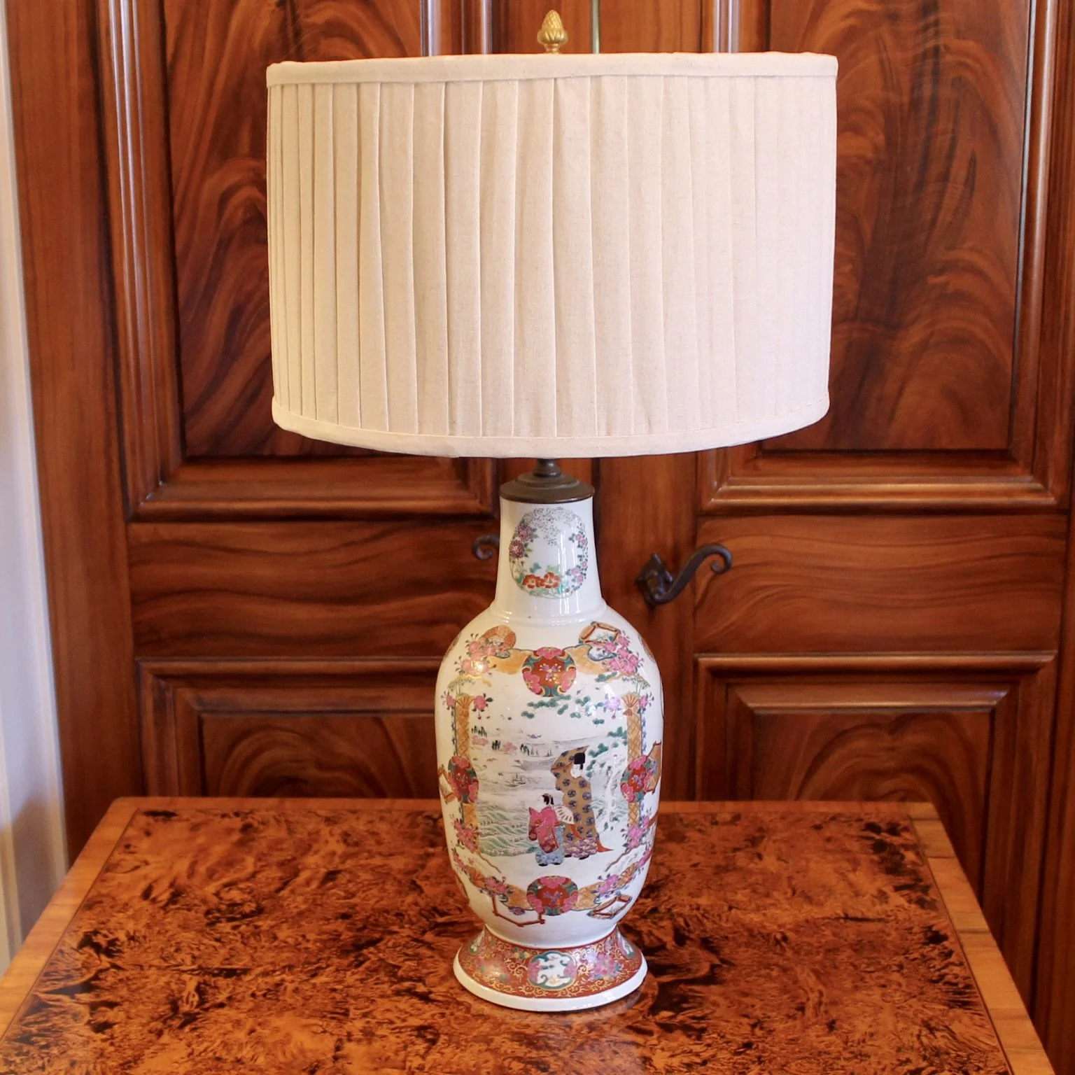 Kakiemon Famille Rose Porcelain Japanese Vase Lamp