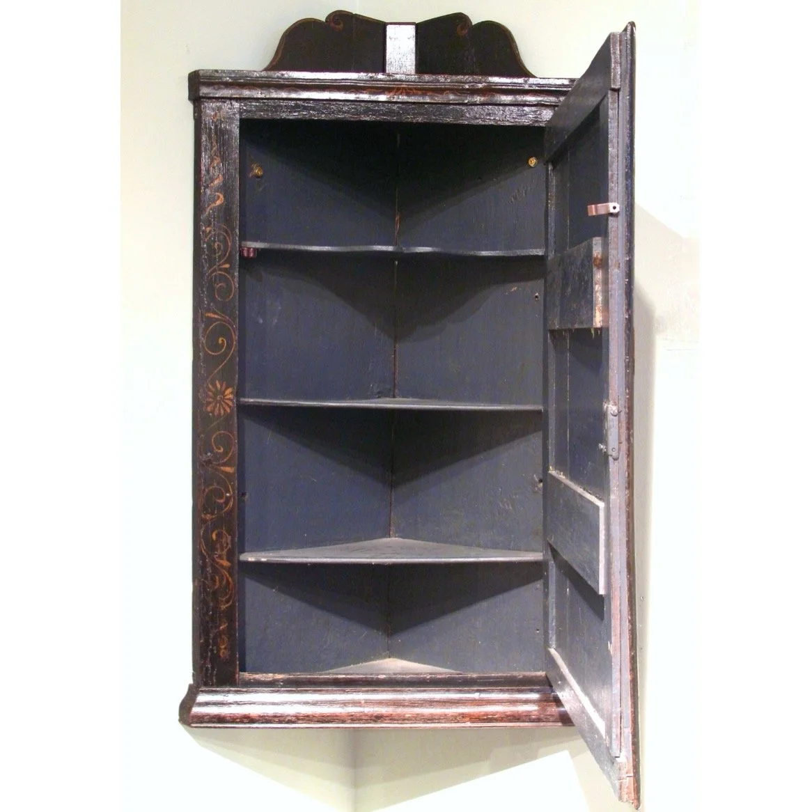 George-II-Black-Japanned-Hanging-Corner-Cabinet (2)-interior