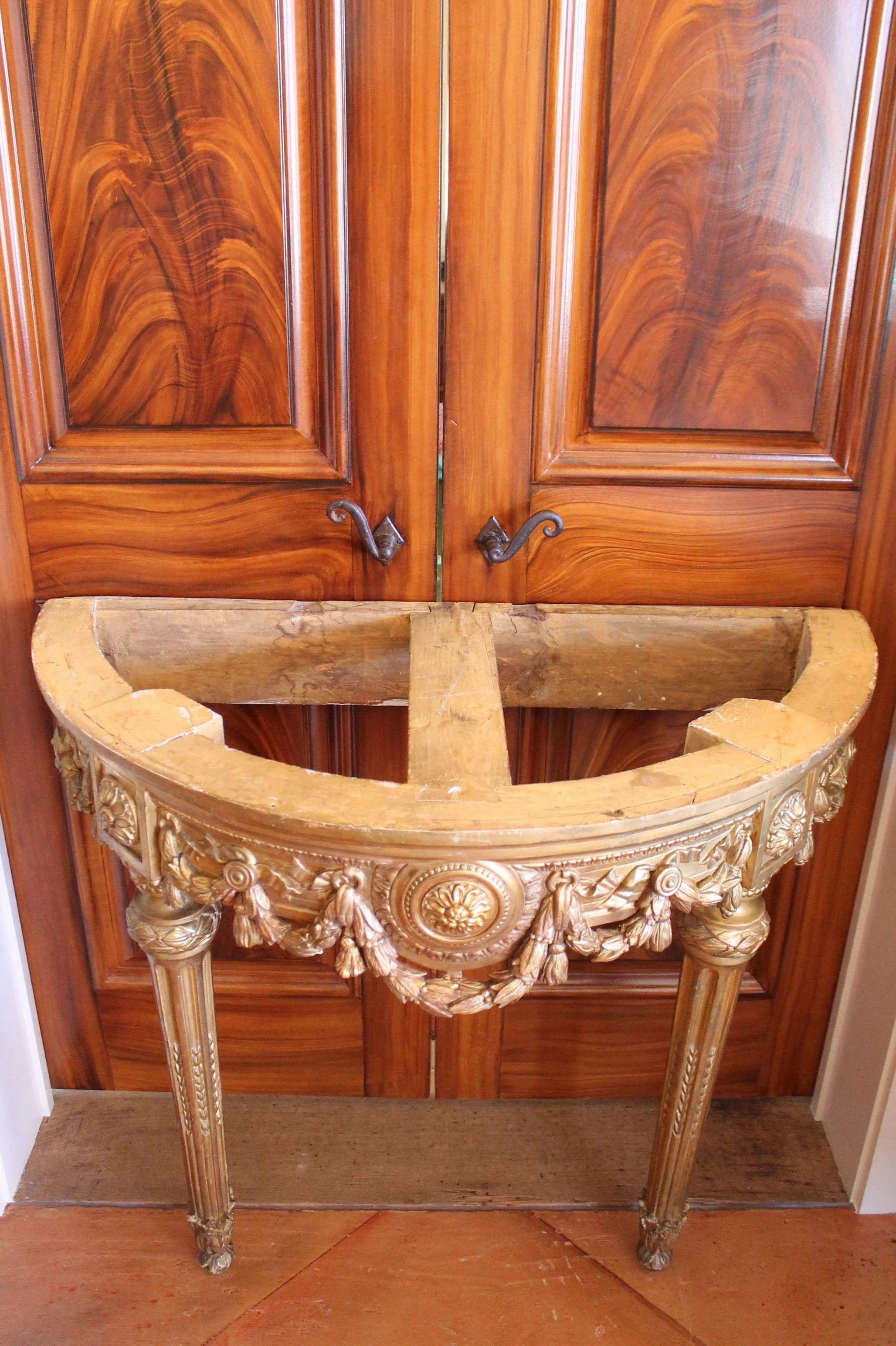 Italian-Neoclassical-Demilune-Gilt-Wood-Console-Table-detail