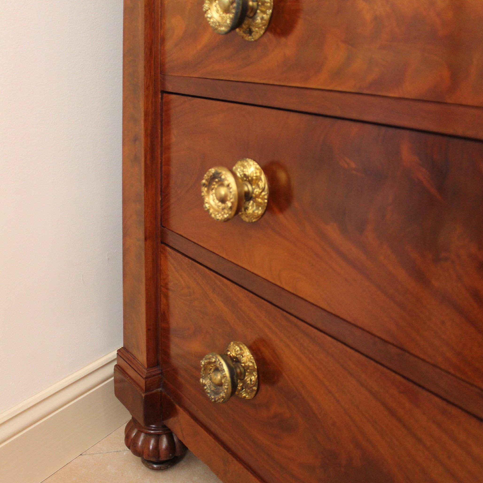 American-Classical-Large-Chest-of-Drawers-19th-century (7)-detail