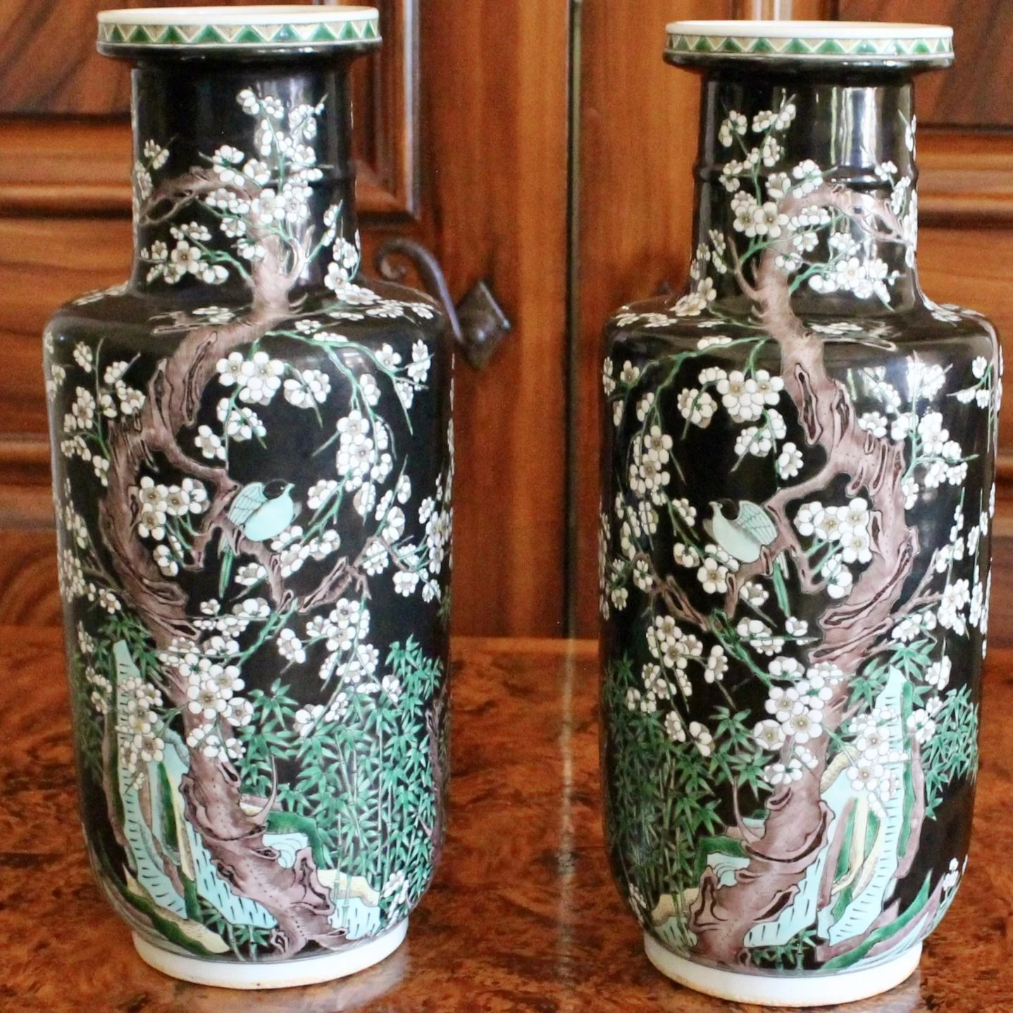 Chinese export Famille noir prunus vases