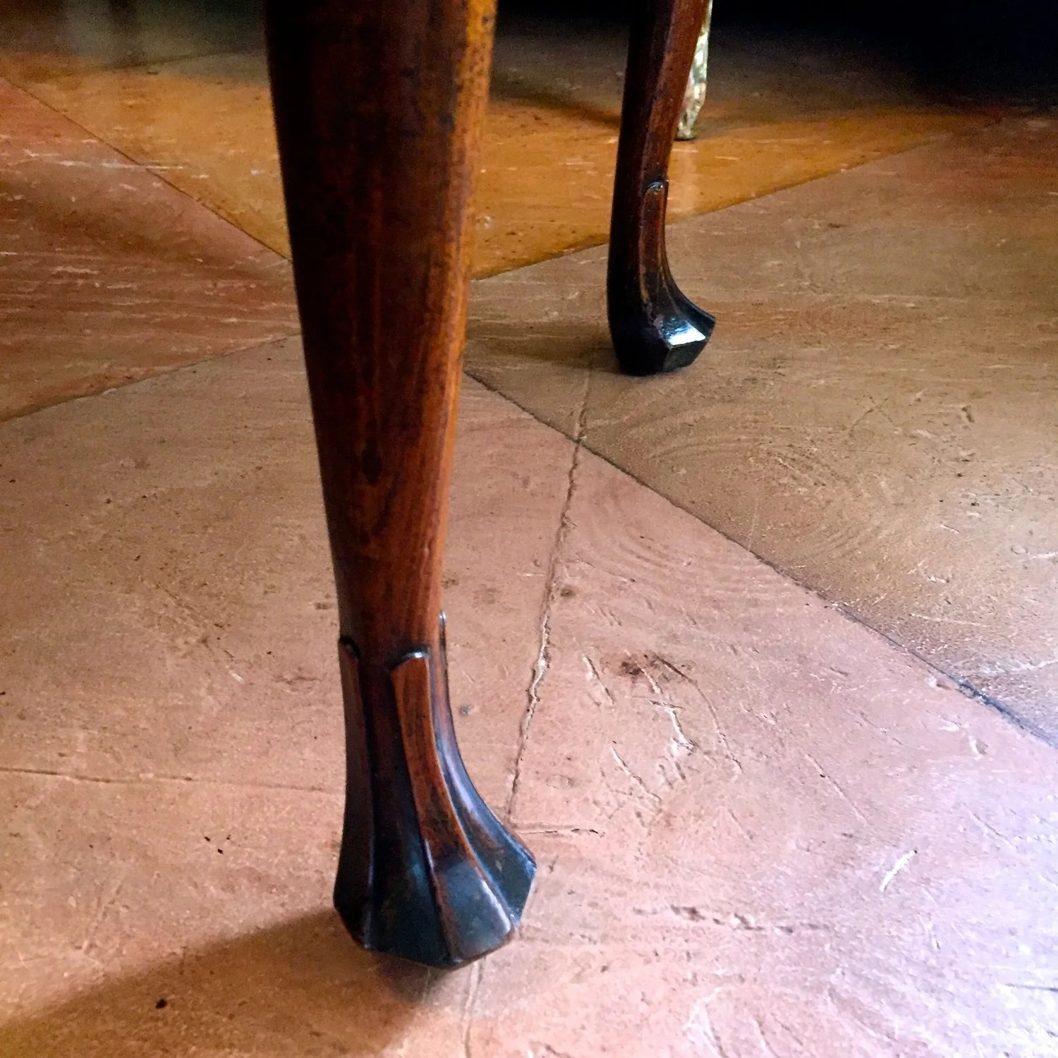 Early-George-Georgian-II-Period-Inlaid-Walnut-Lowboy-Side-Table-detail