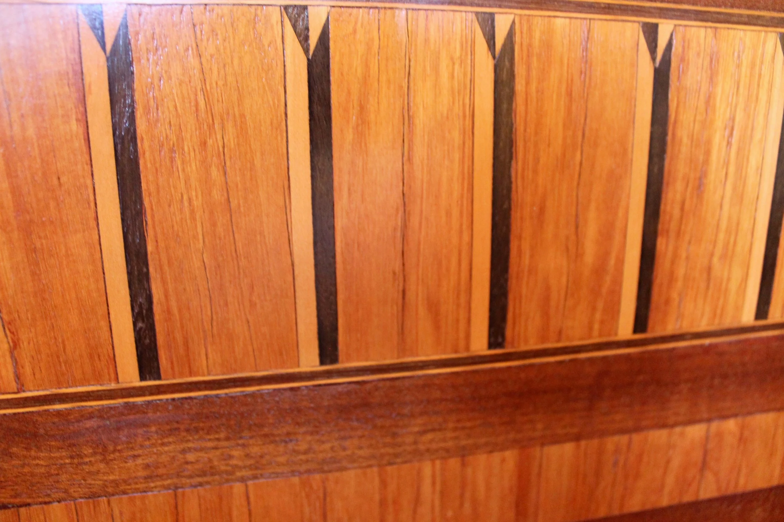 french-transitional-marquetry-commode-with-dark-grey-breche-sainte-anne-marble-top (13)-detail