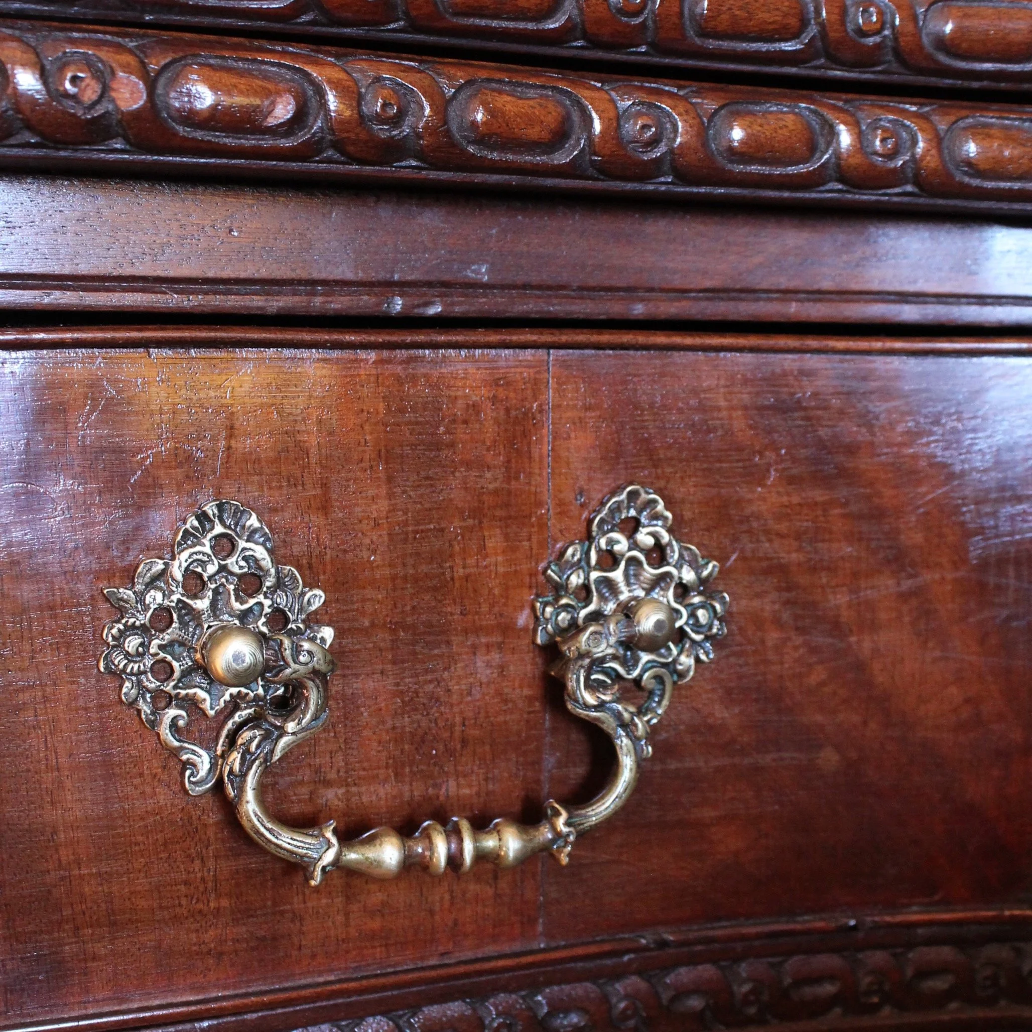 George-III-Georgian-Serpentine-Table-With-Chinese-Chippendale-Fret-Legs-18th-Century-detail