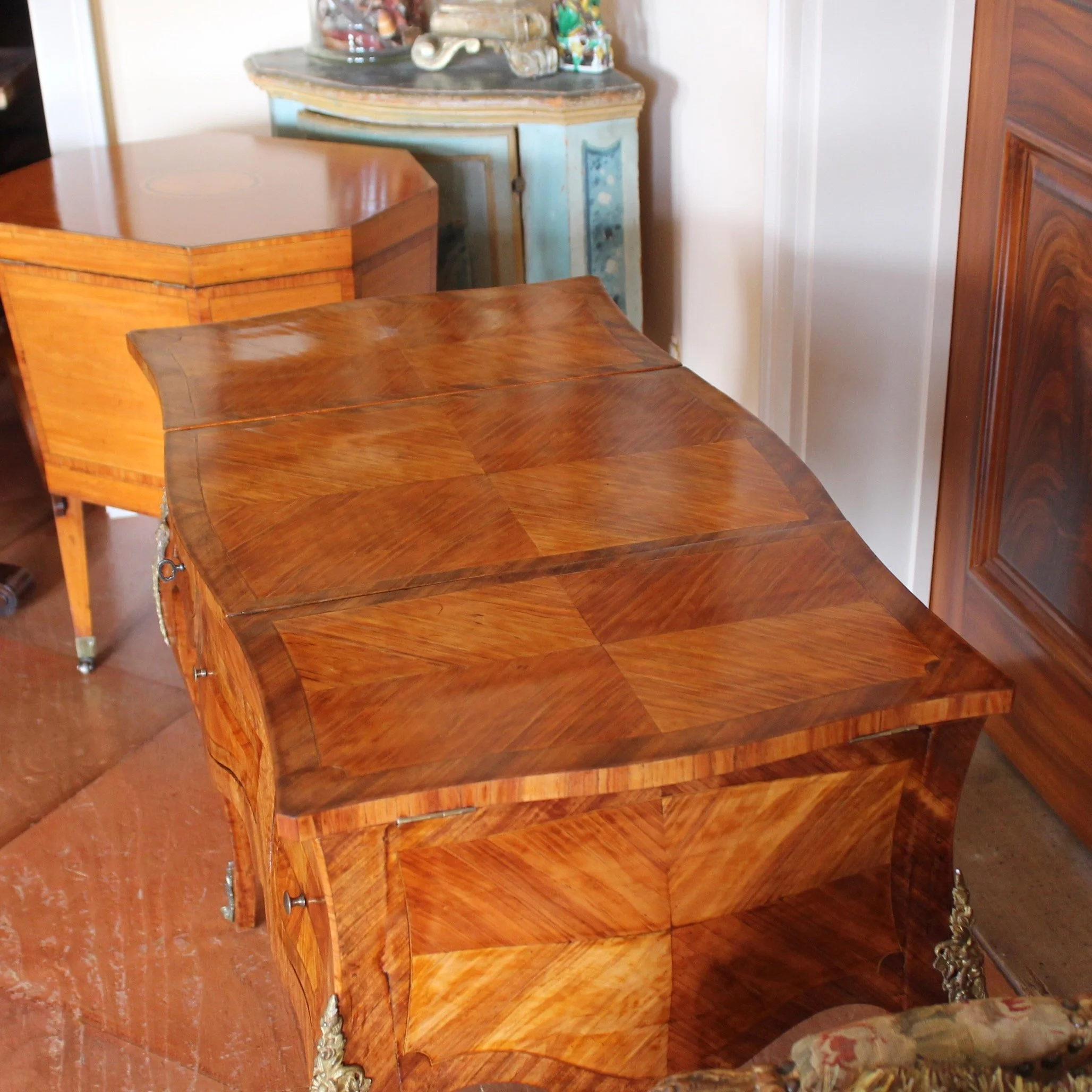 French-Louis-XV-Style-Marquetry-Satinwood-And-Tulipwood-dressing-Table-top