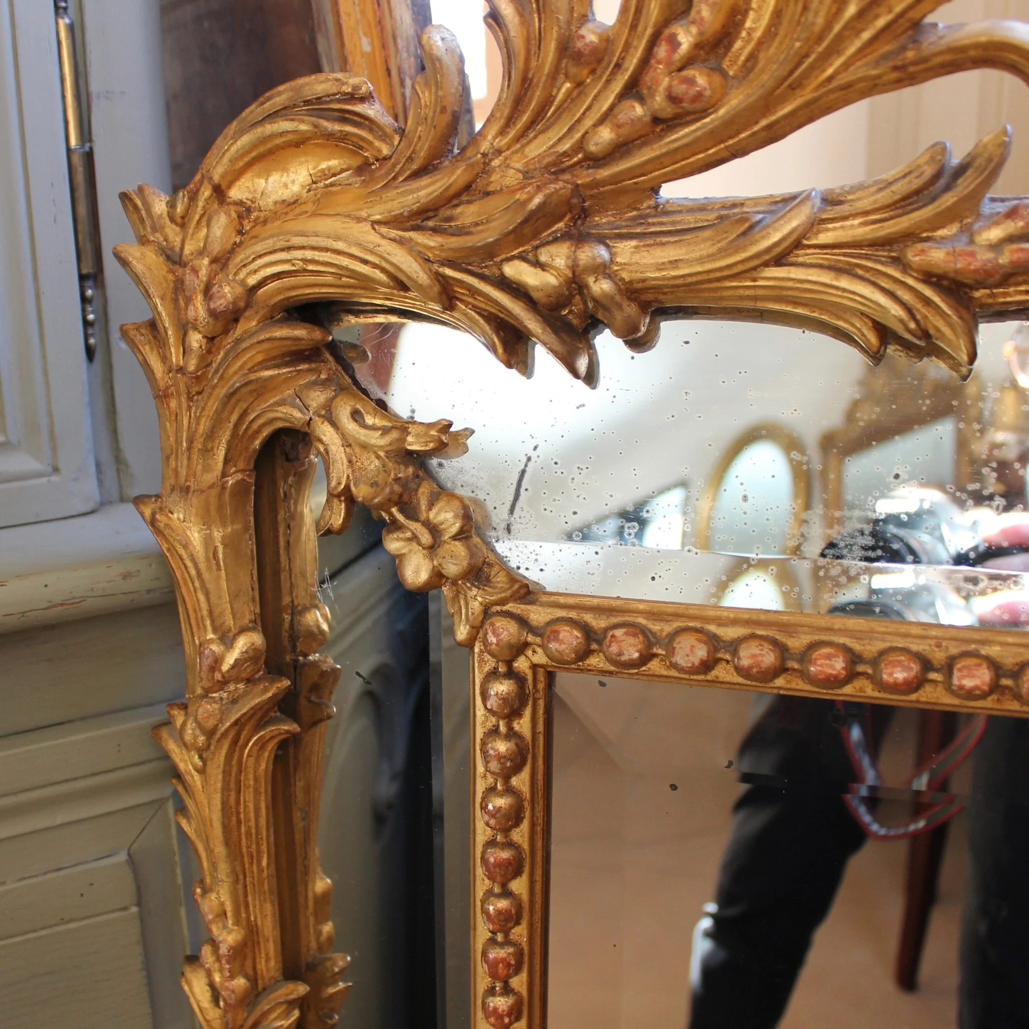 Large-French-Giltwood-Rococo-Carved-Mirror With Palm Fronds (7)Large-Oval-French-Giltwood-Mirror (3)-detail
