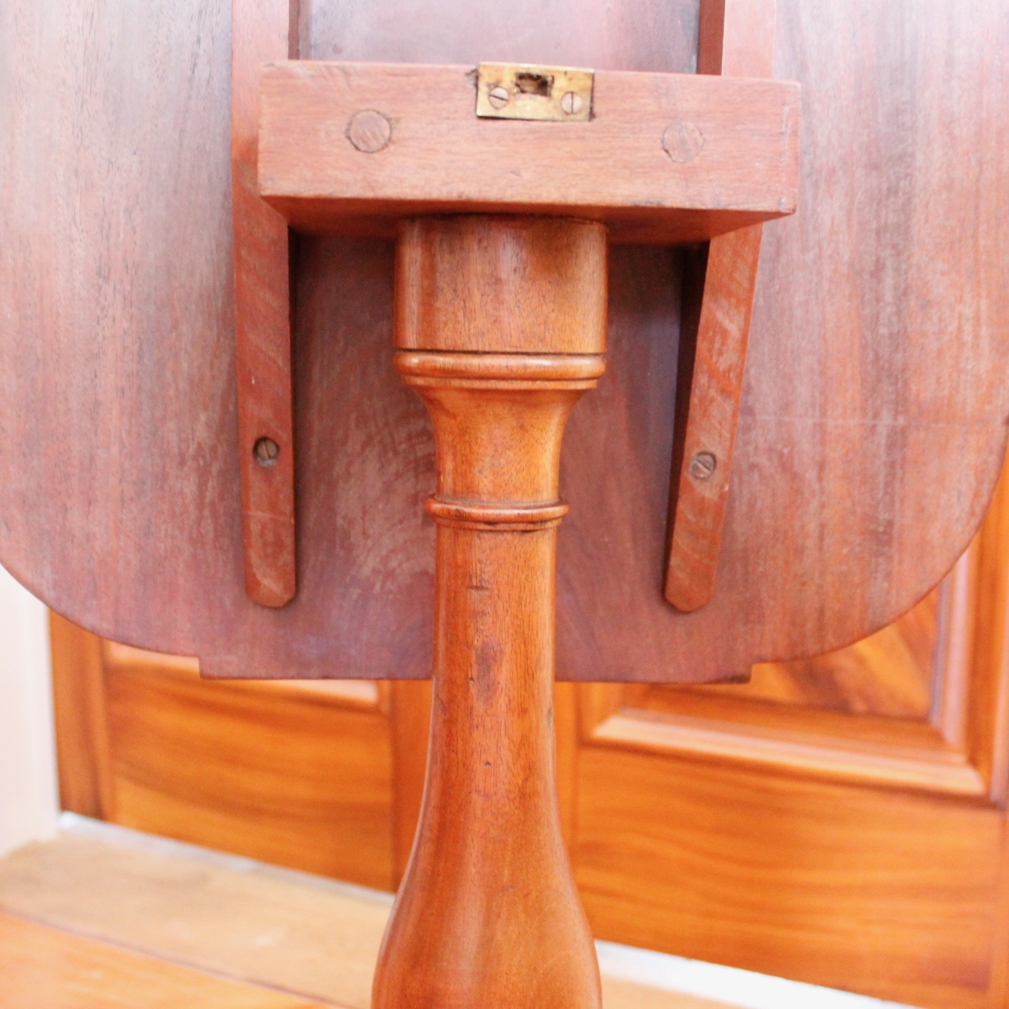 American-New-England-Federal-Mahogany-Tilt-Top-Candlestand-Table-detail