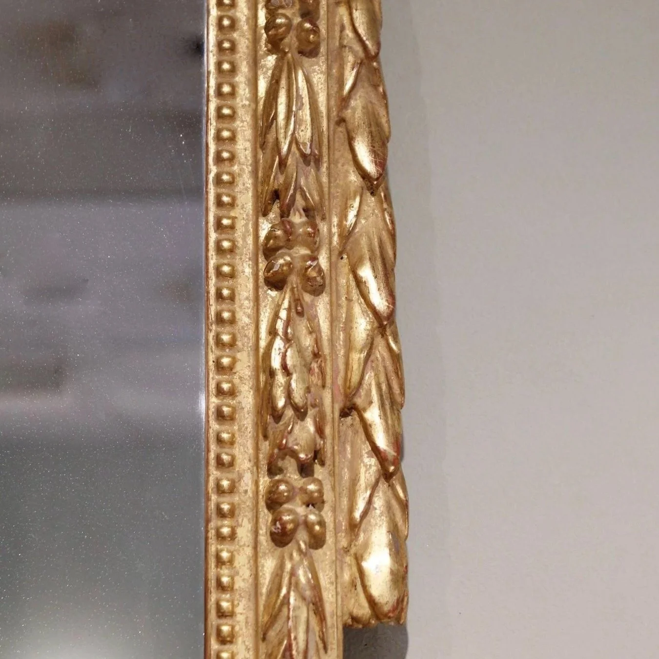 Tall-Italian-Neoclassical-Period-Gilt-Wood-Mirror-With-Urn-Crest (7)-detail