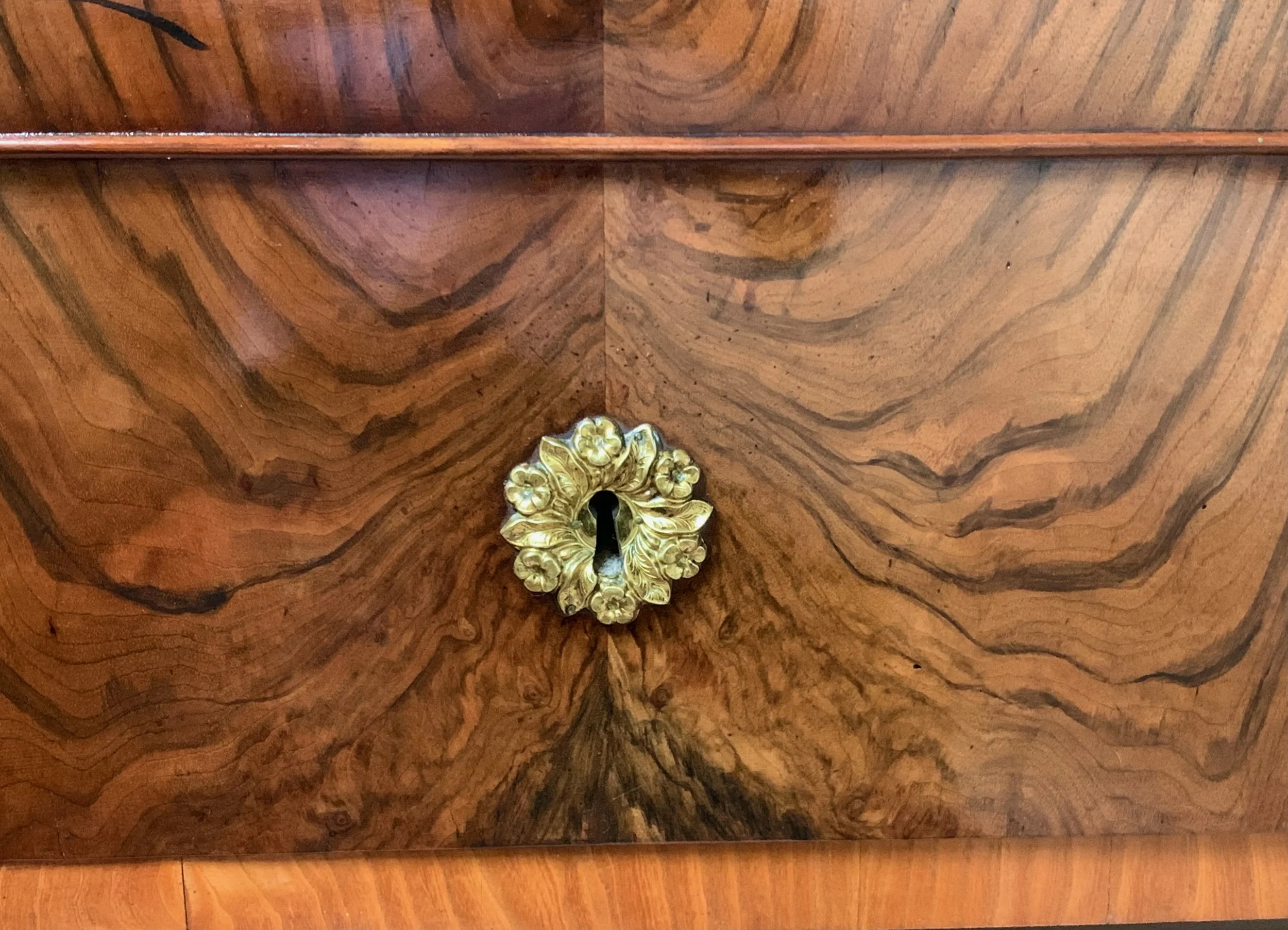antique-Italian-Neoclassical-Commode-with-Fancy-Brass-hardware (11))-detail