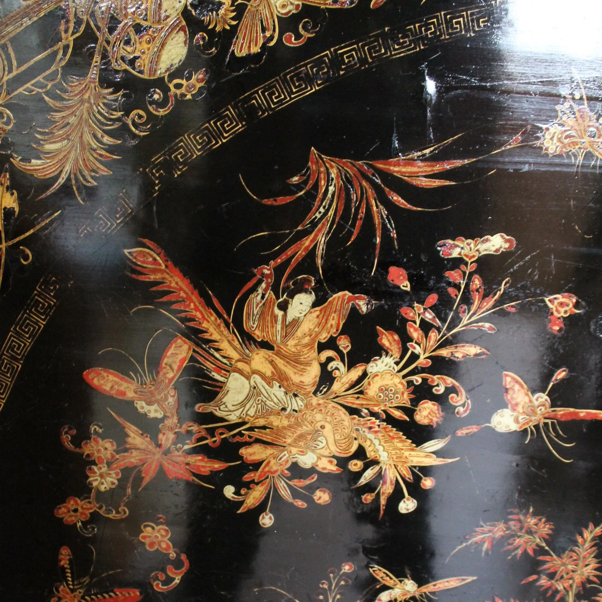 Chinese-Export-Black-Lacquer-And-Gilt-Decorated-Tilt-Top-Center-Table-top-detail