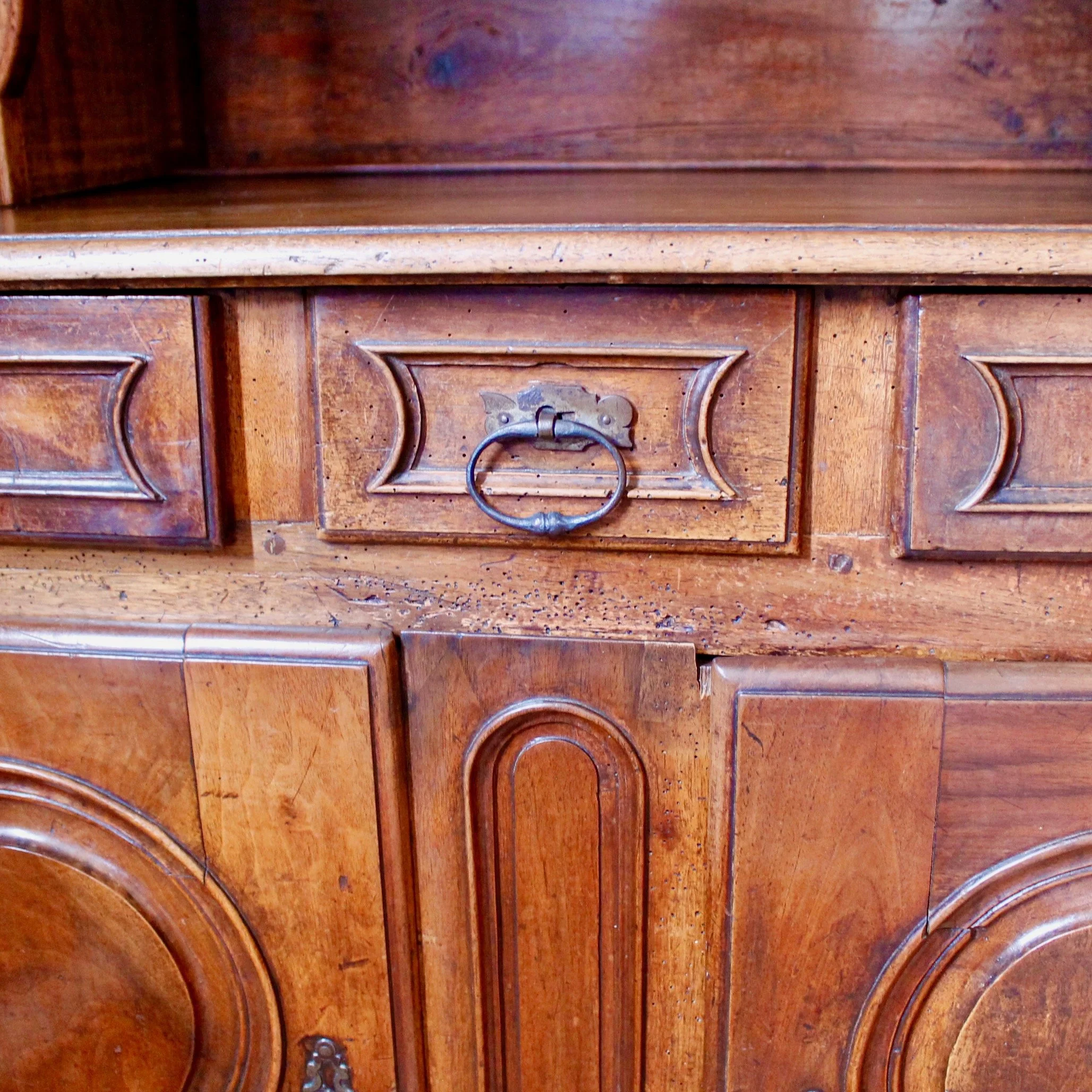 French-Provincial-Walnut-Buffet-à Deux-Corps-Early-19th-Century (14)-detail