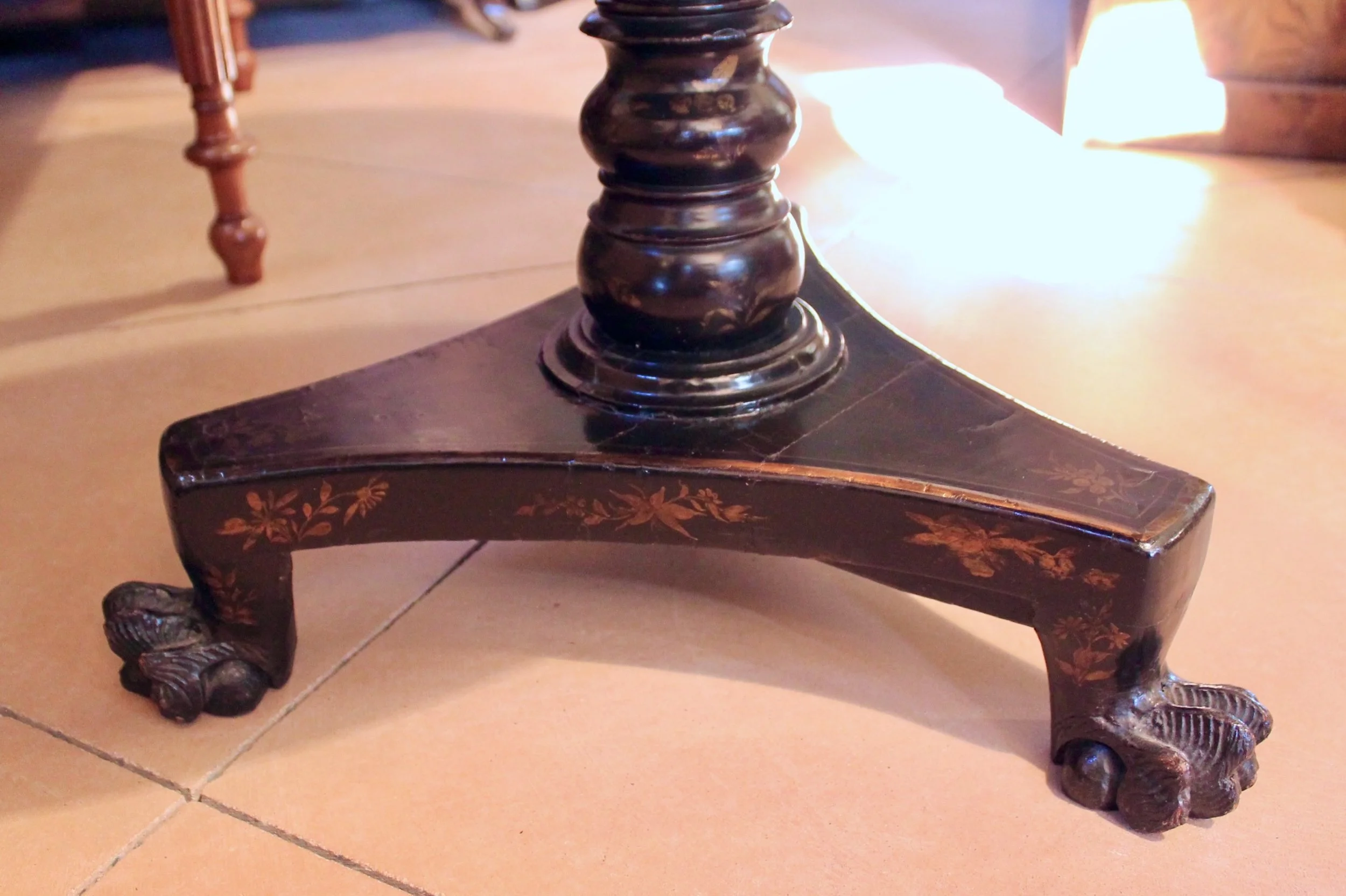 Chinese-Export-Black-Lacquer-And-Gilt-Decorated-Tilt-Top-Center-Table-base