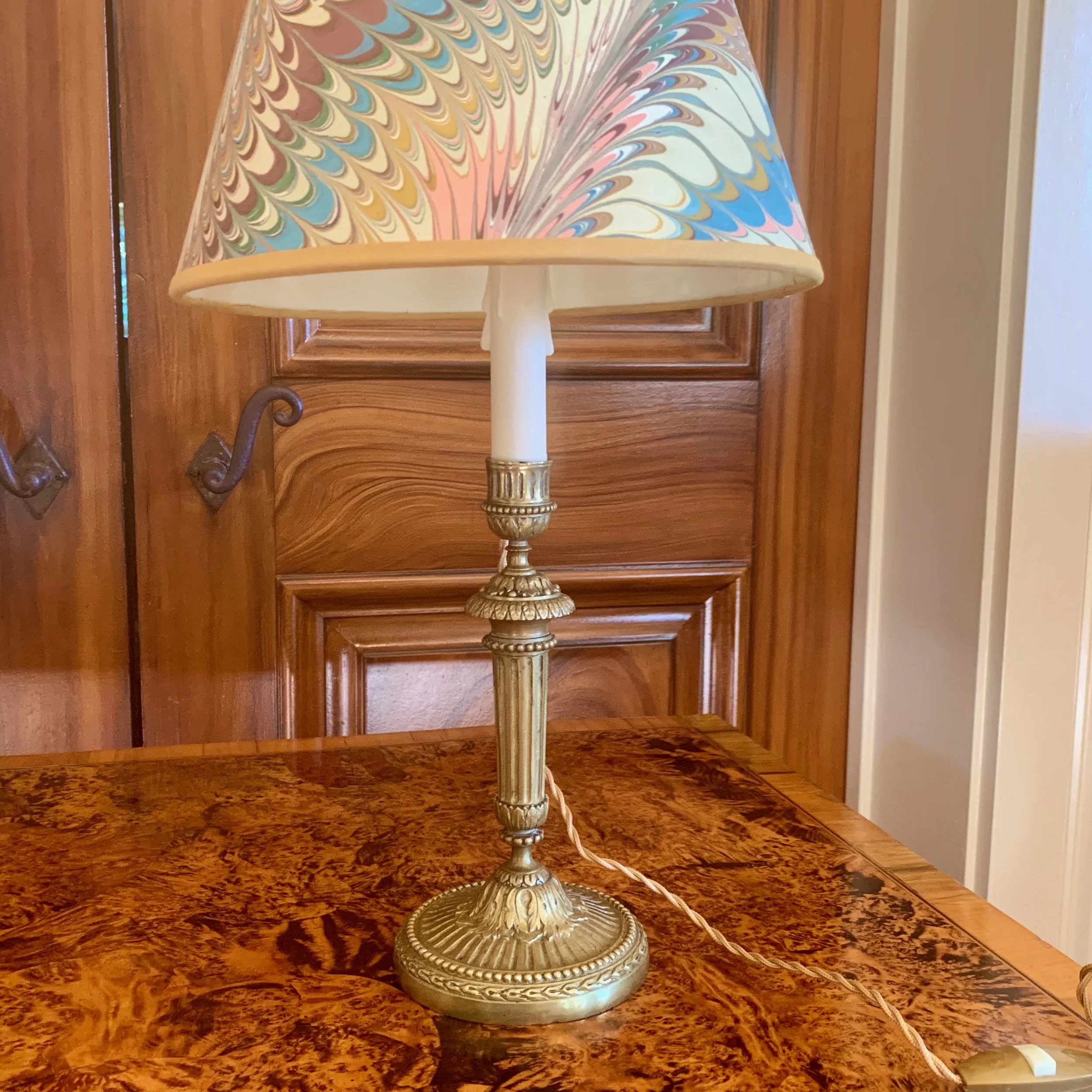Pair-French-Louis-XVI-Period-Candlestick-Lamps-with-Marbleized-Shades (11)