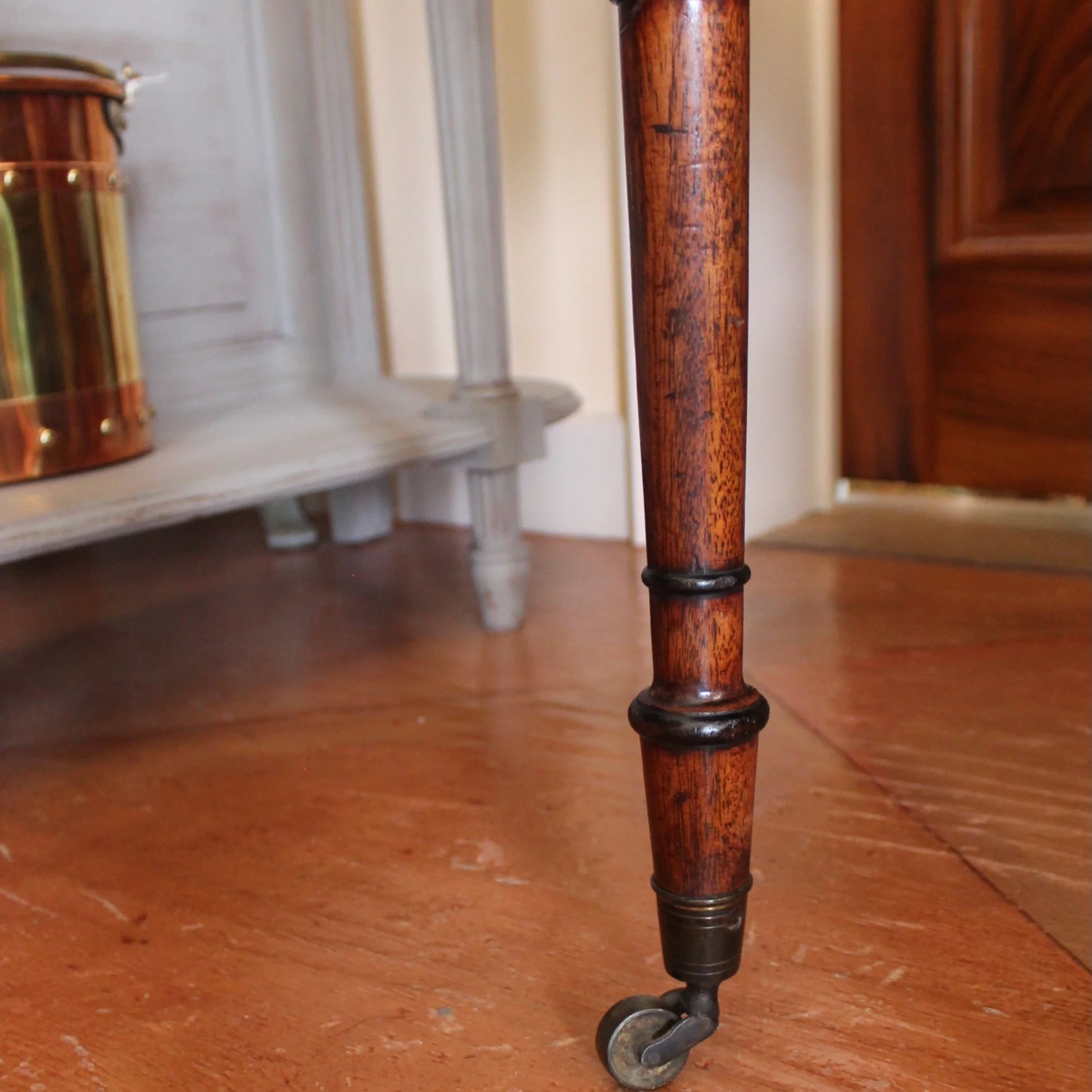 Regency-Mahogany-and-Ebonized-Pembroke-Table-leg