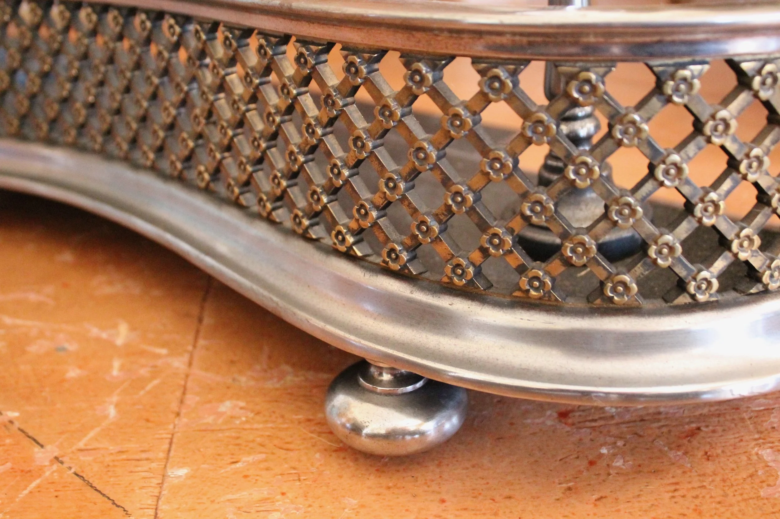 Antique-English-Polished-Steel-and-Brass-Fretwork-Fender (10)-detail