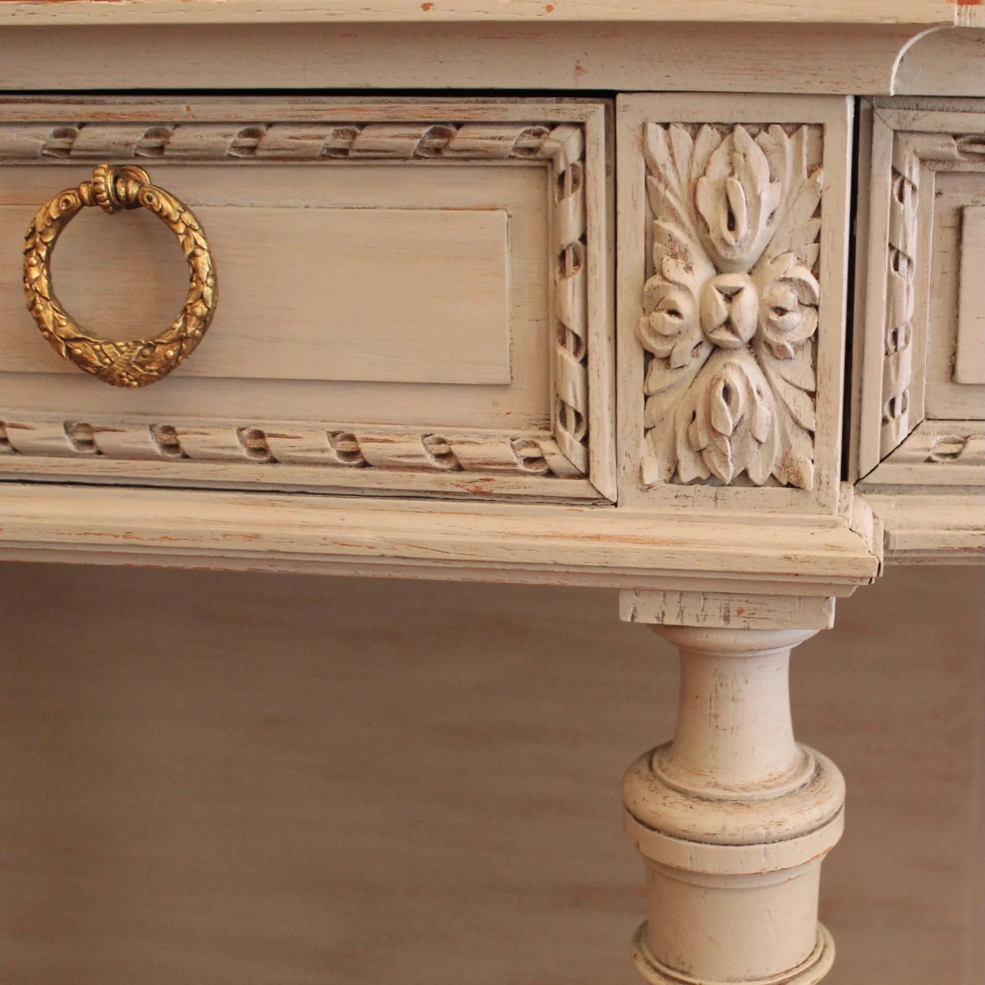 Grey-painted-Louis-XVI-Style-Console-Table-With-Marble-Top-detail