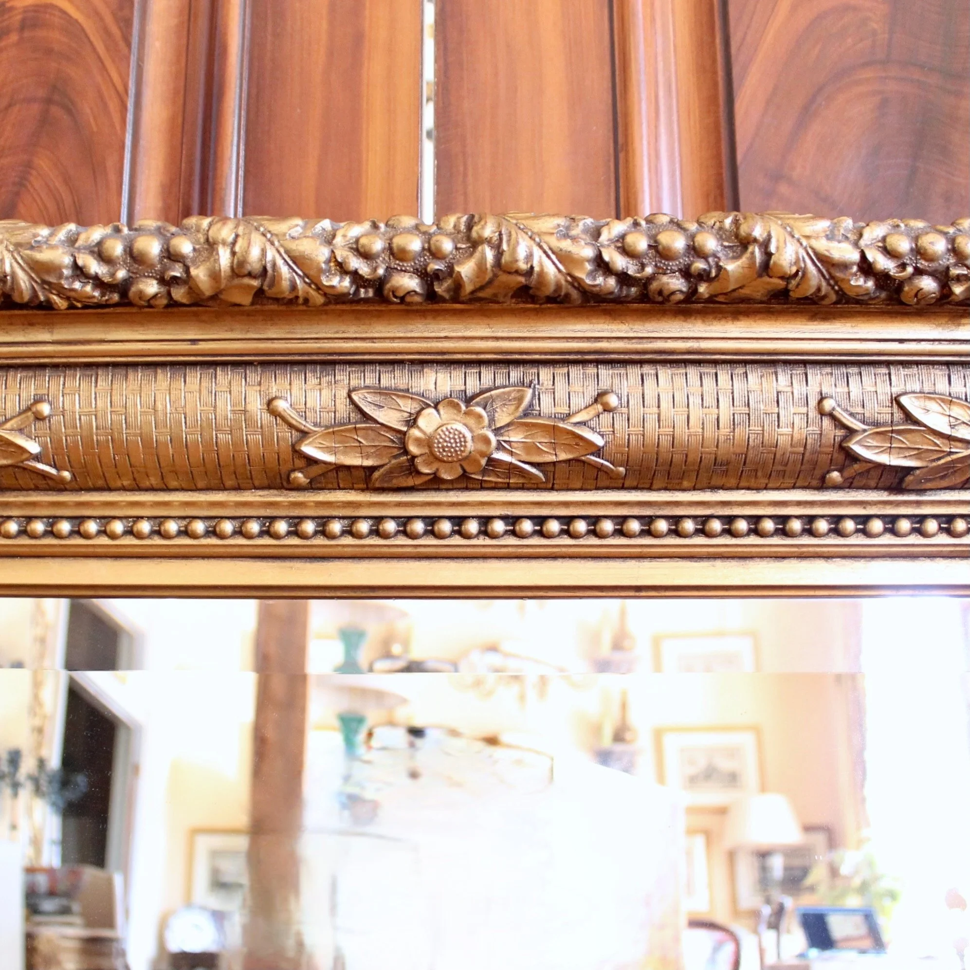 Large-English-Gilded-Wall-Mirror-With-Flowers And Basketweave Composition (6)