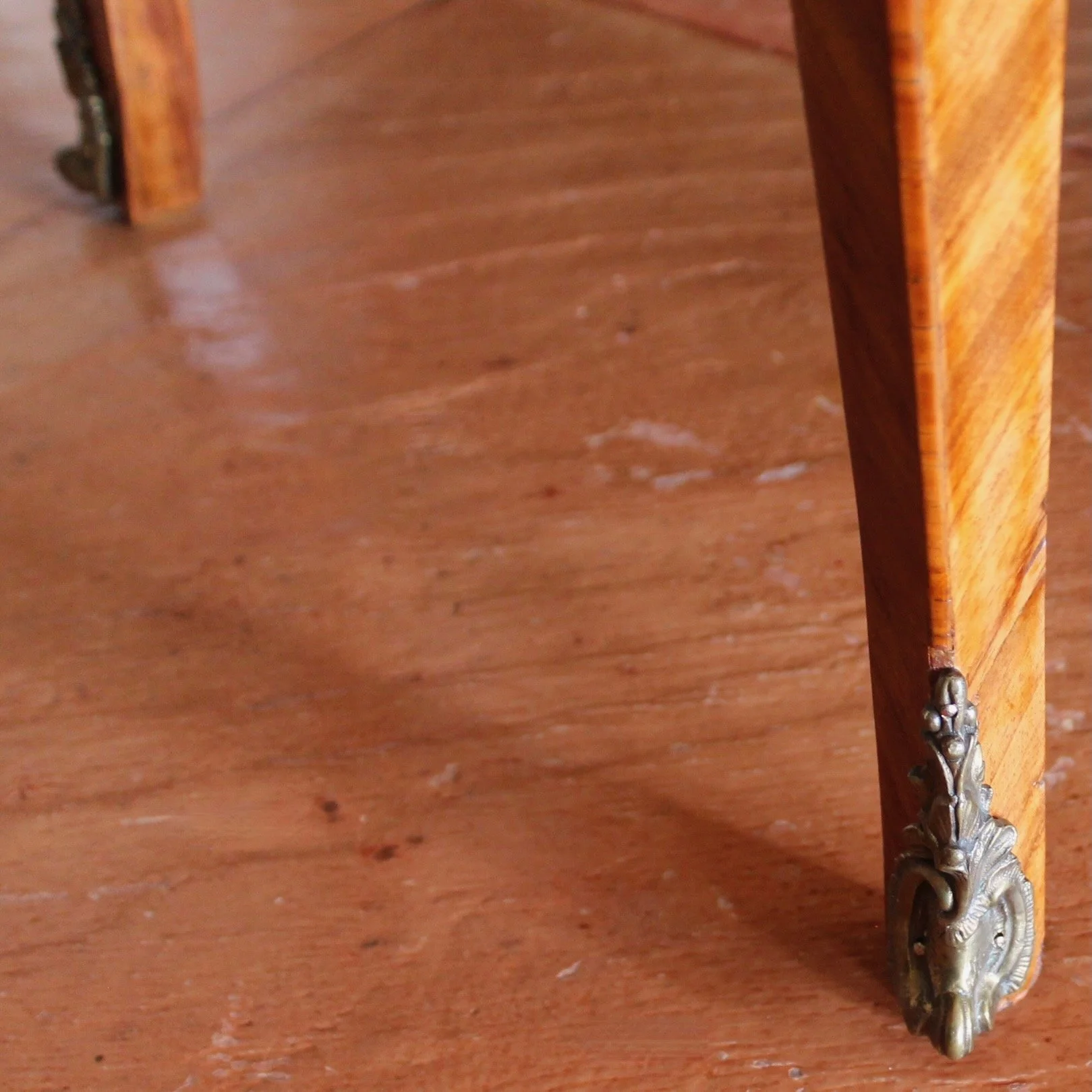 French-Louis-XV-Style-Marquetry-Satinwood-And-Tulipwood-dressing-Table-detail