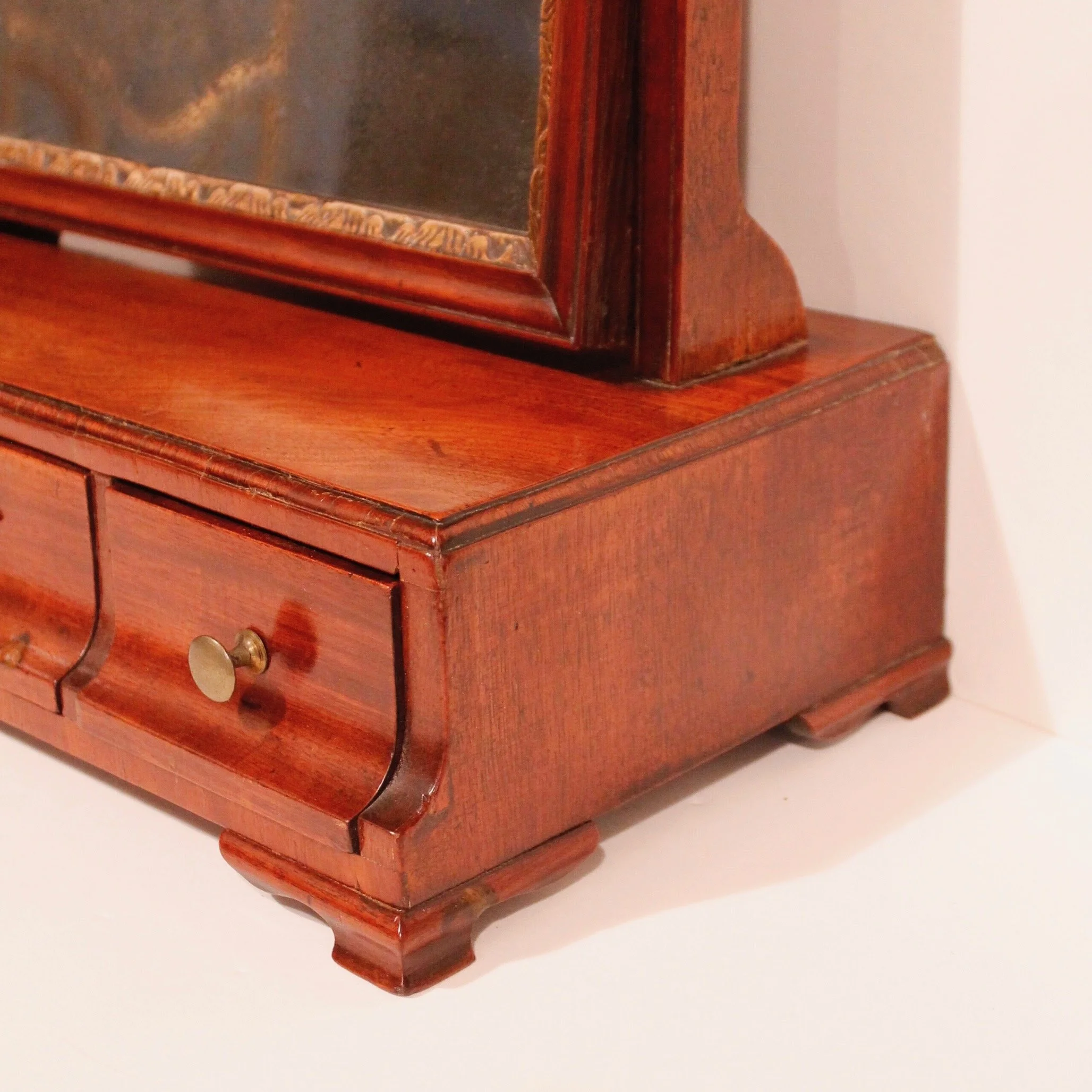 Georgian-Period-Walnut-and parcel-Gilt-Dressing-Mirror (8)-base