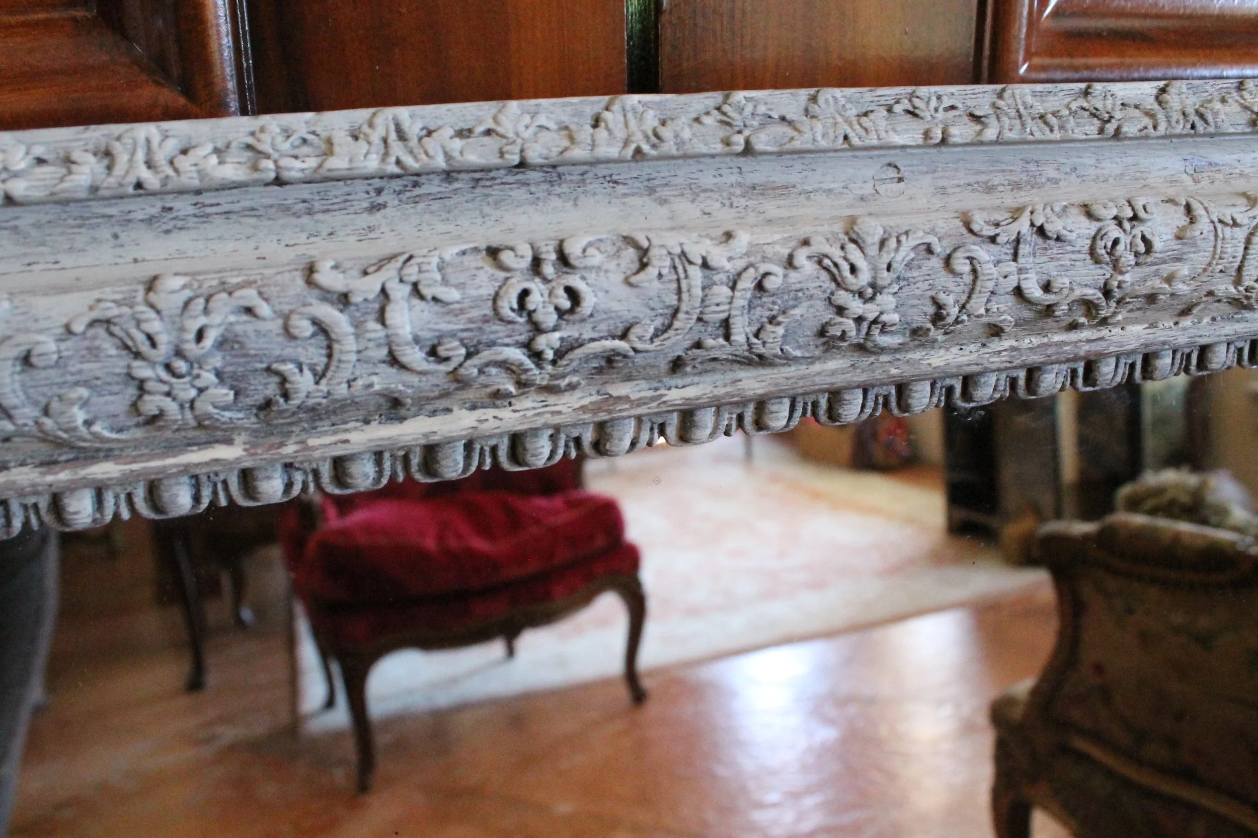 French-Régence-carved-grey-painted-Mirror (11)-detail