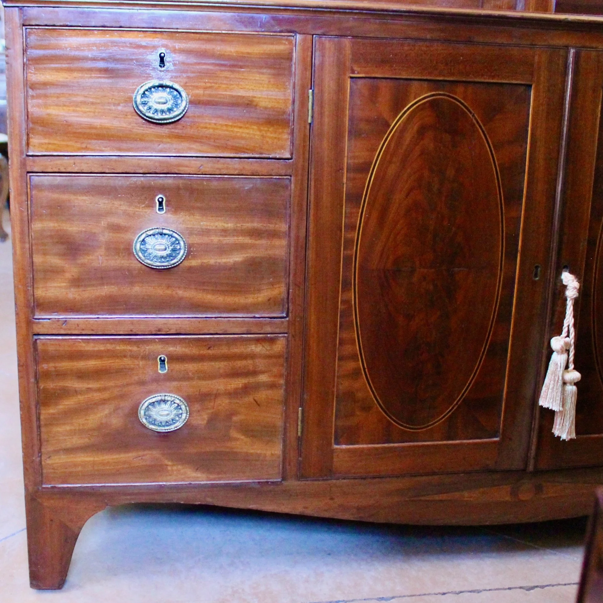 antique-Georgian-Figured-Mahogany-Glass-Front-Bookcase (13)