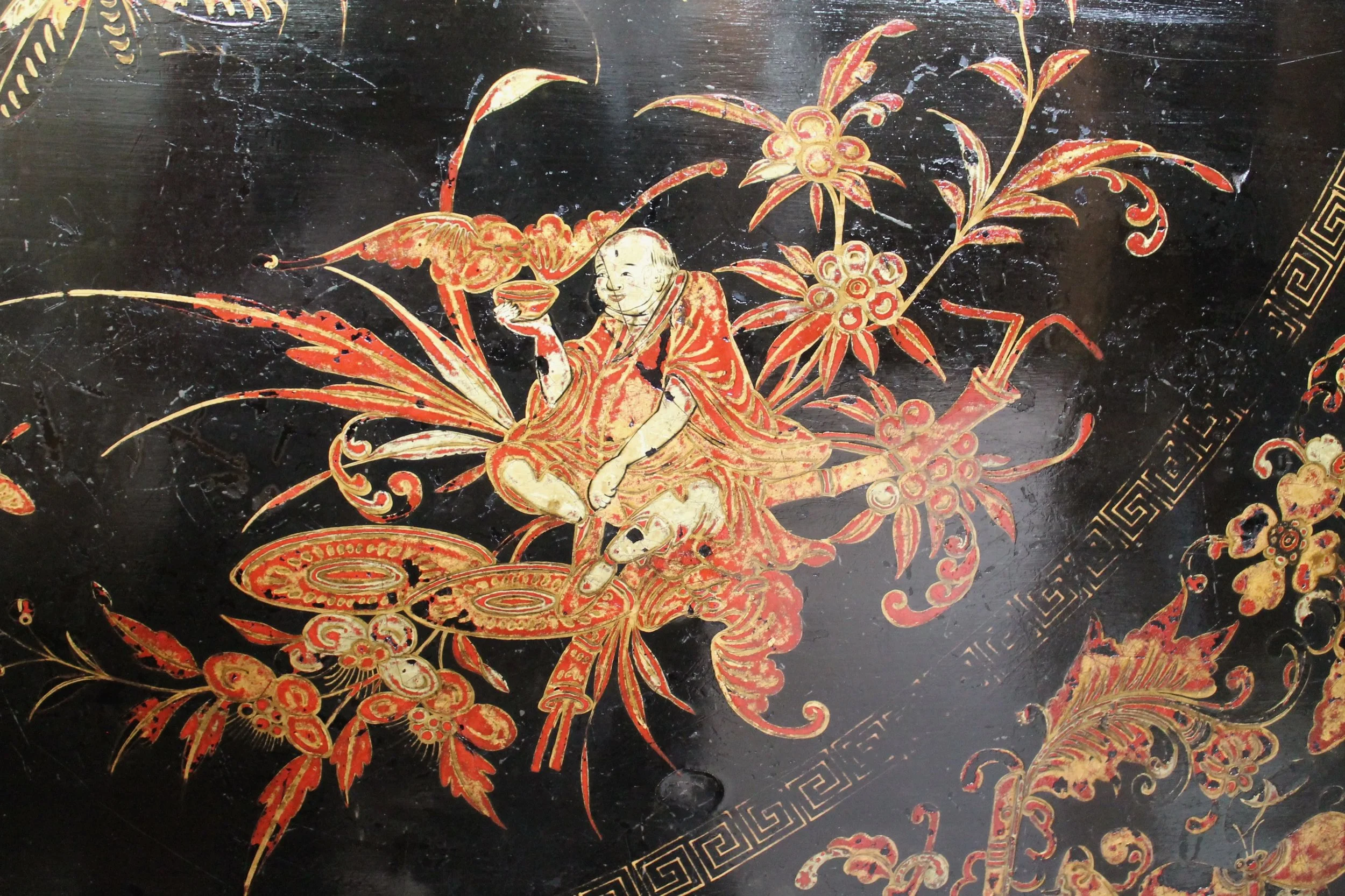 Chinese-Export-Black-Lacquer-And-Gilt-Decorated-Tilt-Top-Center-Table-detail