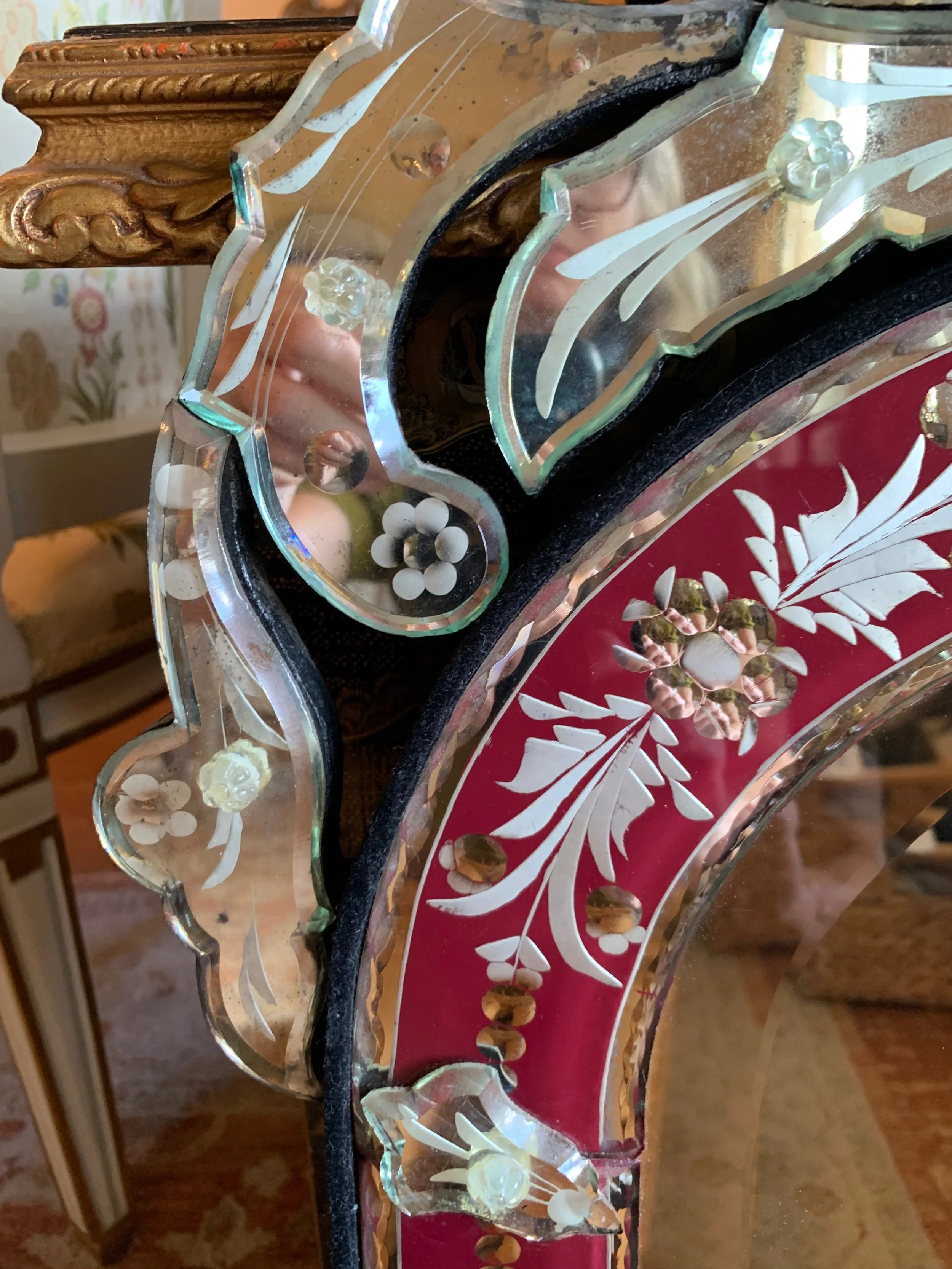 Small-Venetian-Red-and-Clear-Glass-Mirror-with-Engraved-Designs (5)