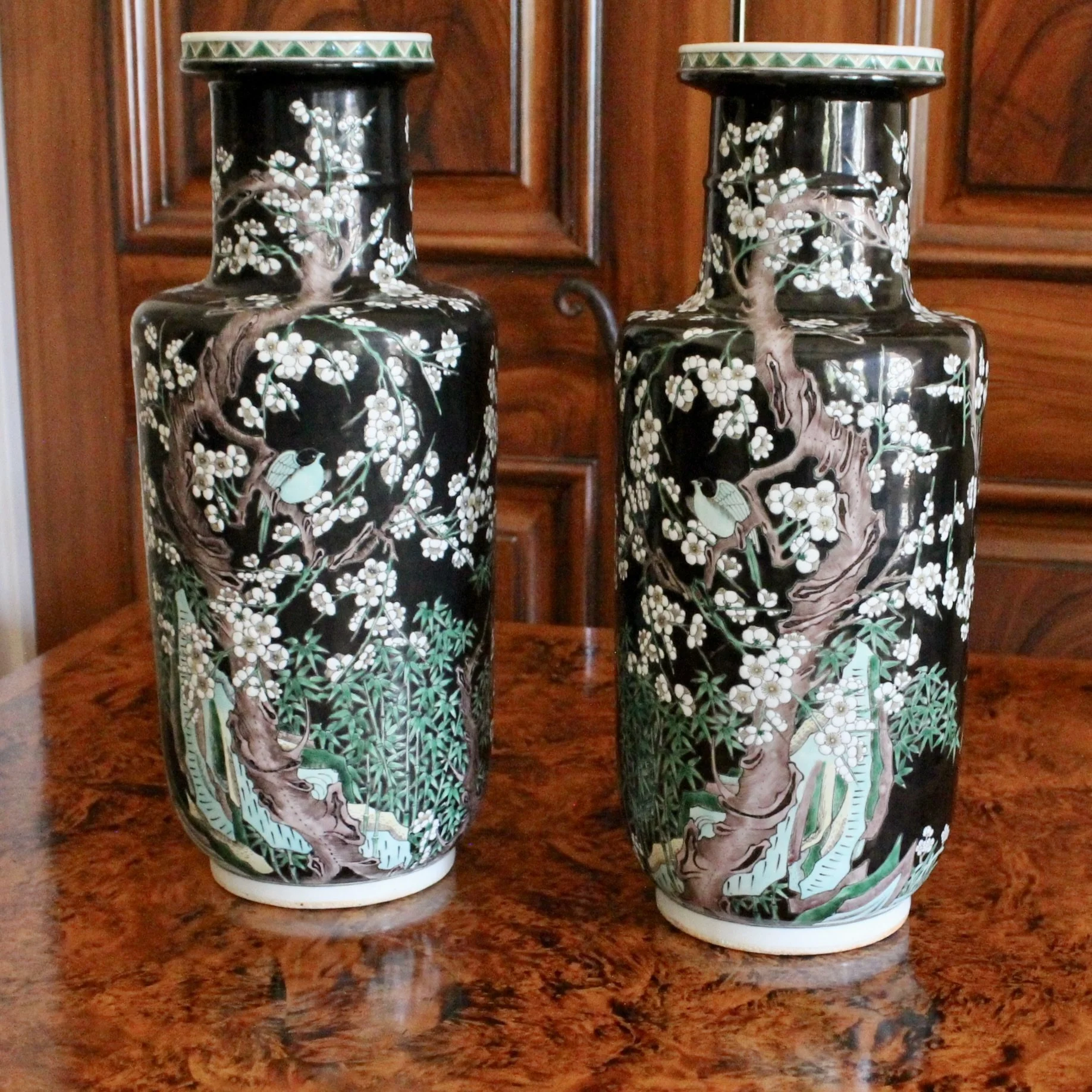 Chinese export Famille noir prunus vases