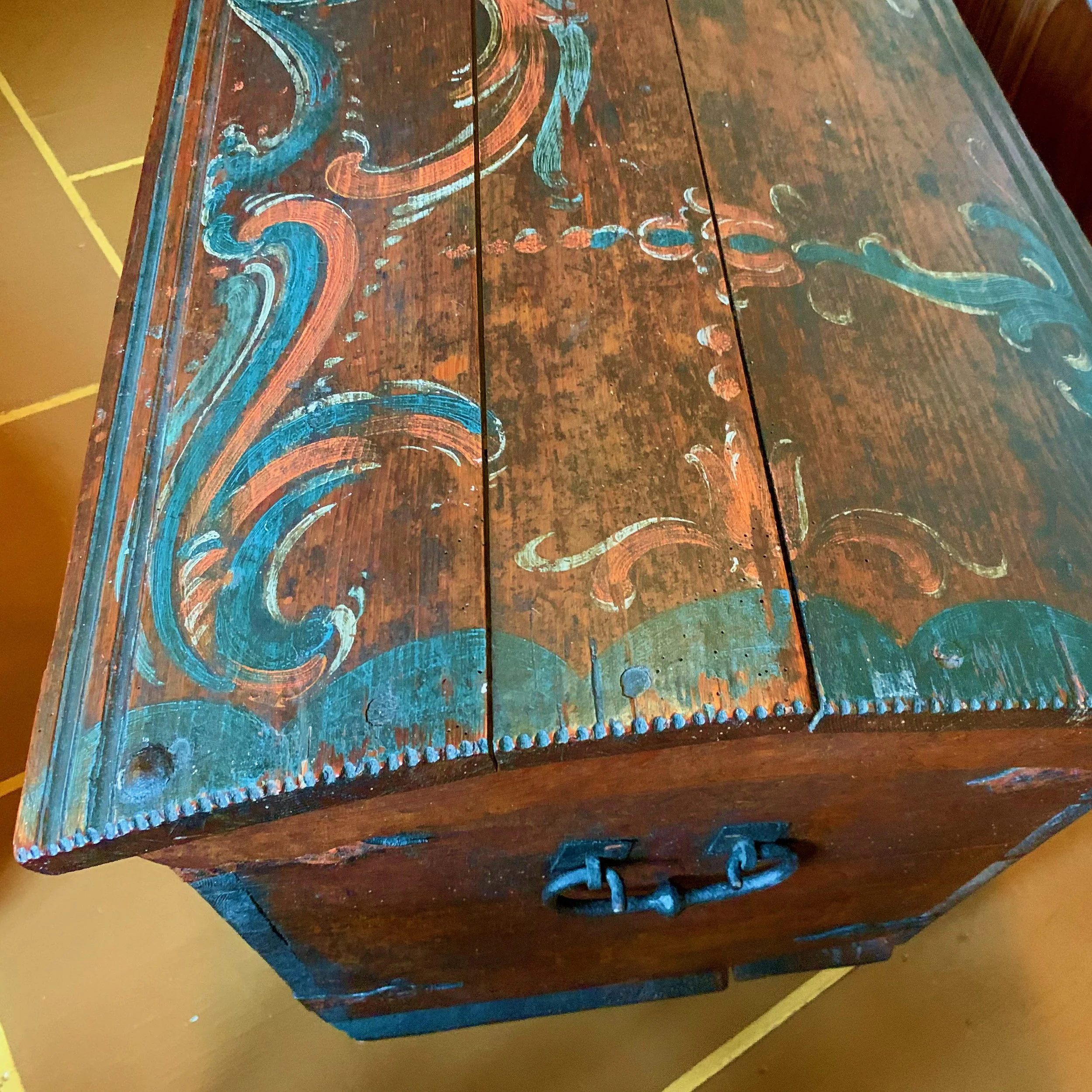 colorful-antique-swedish-painted-dowry-chestblanket-chest-18th-century (5)