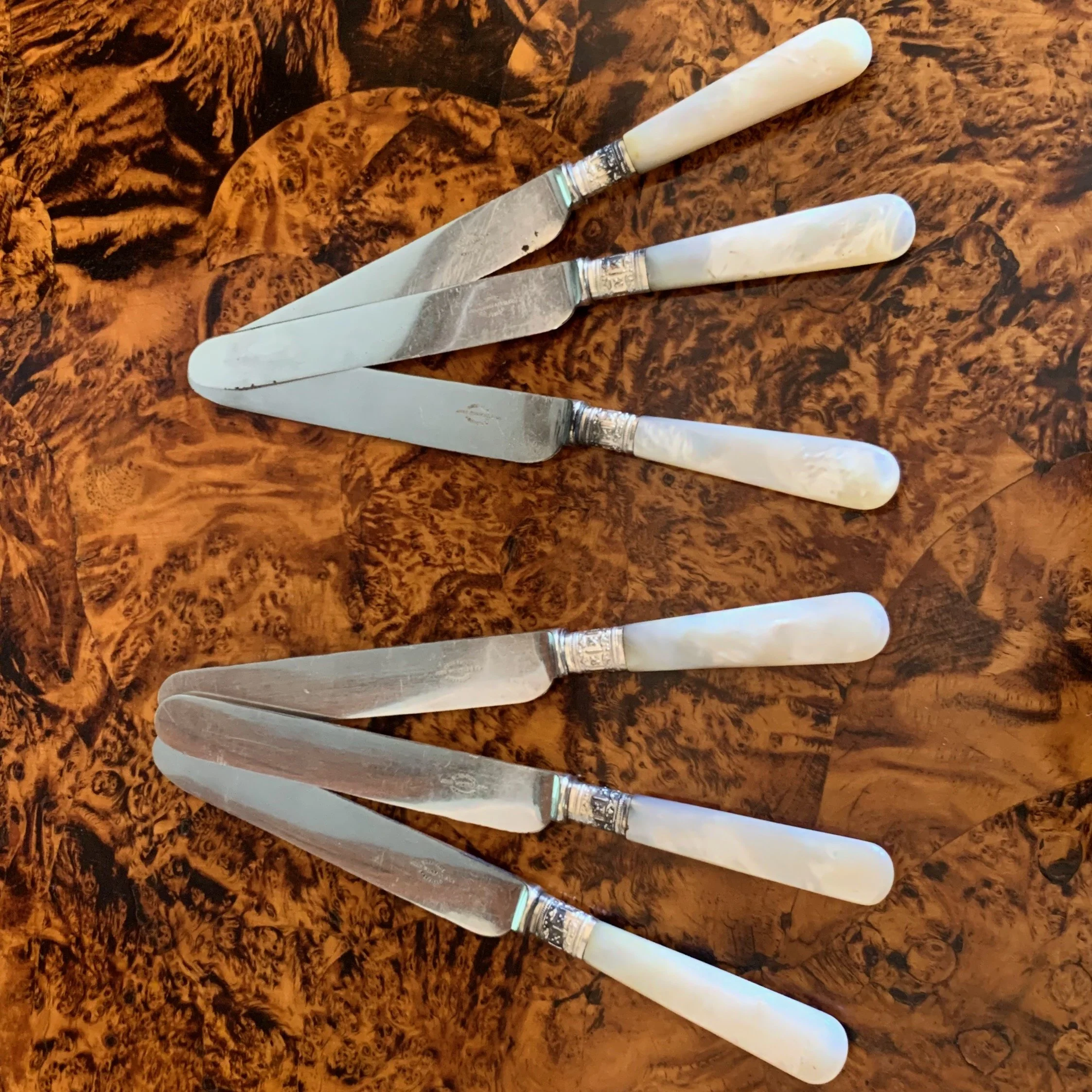 John-Wigfall-English-Silver-&-Mother-of-Pearl-Knives (3).jpeg