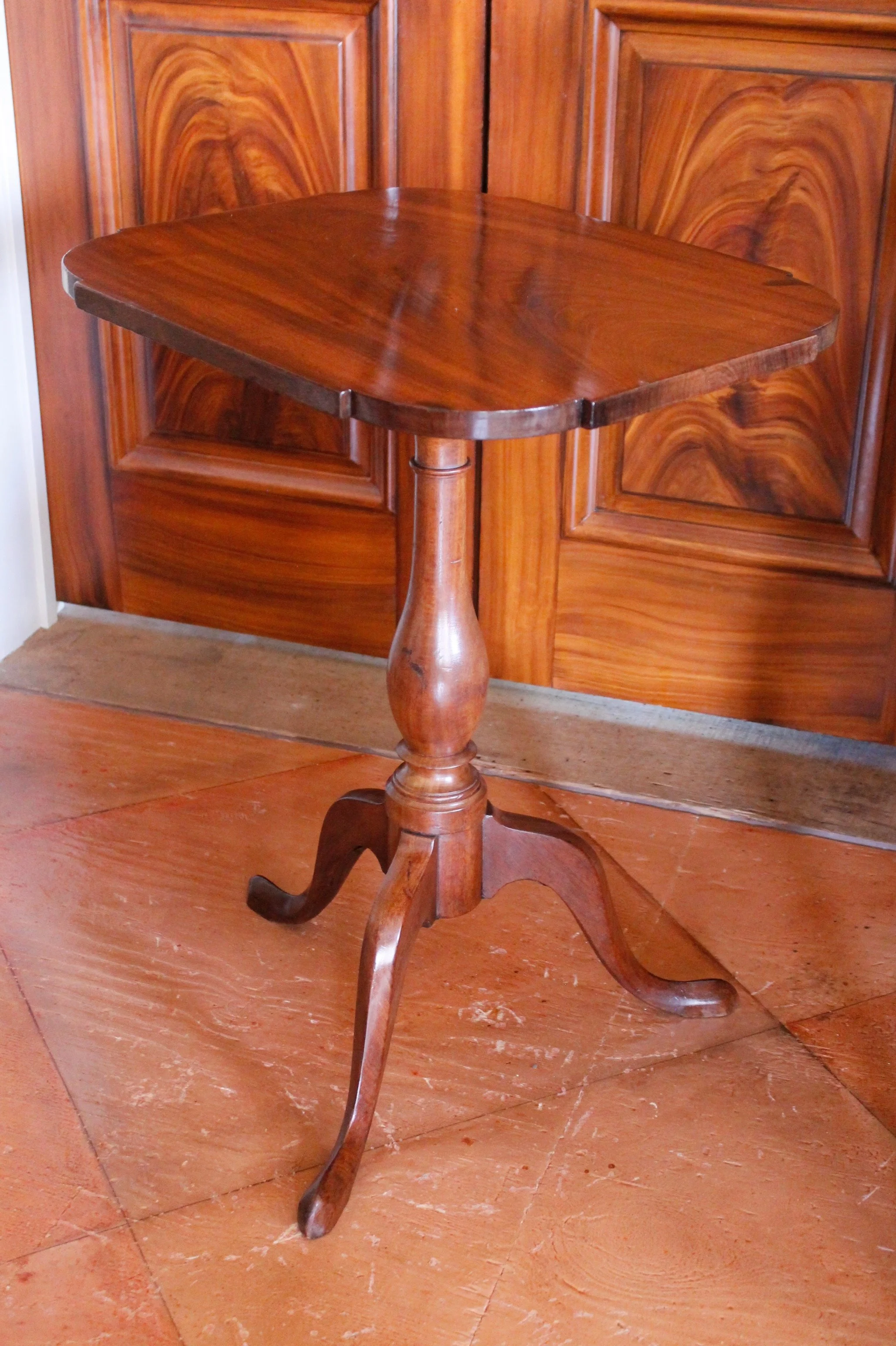 American-New-England-Federal-Mahogany-Tilt-Top-Candlestand-Table (2)