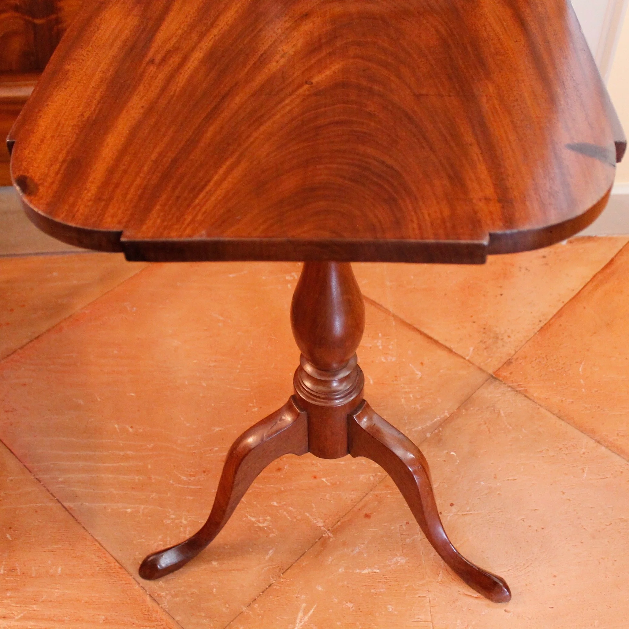 American-New-England-Federal-Mahogany-Tilt-Top-Candlestand-Table (6)