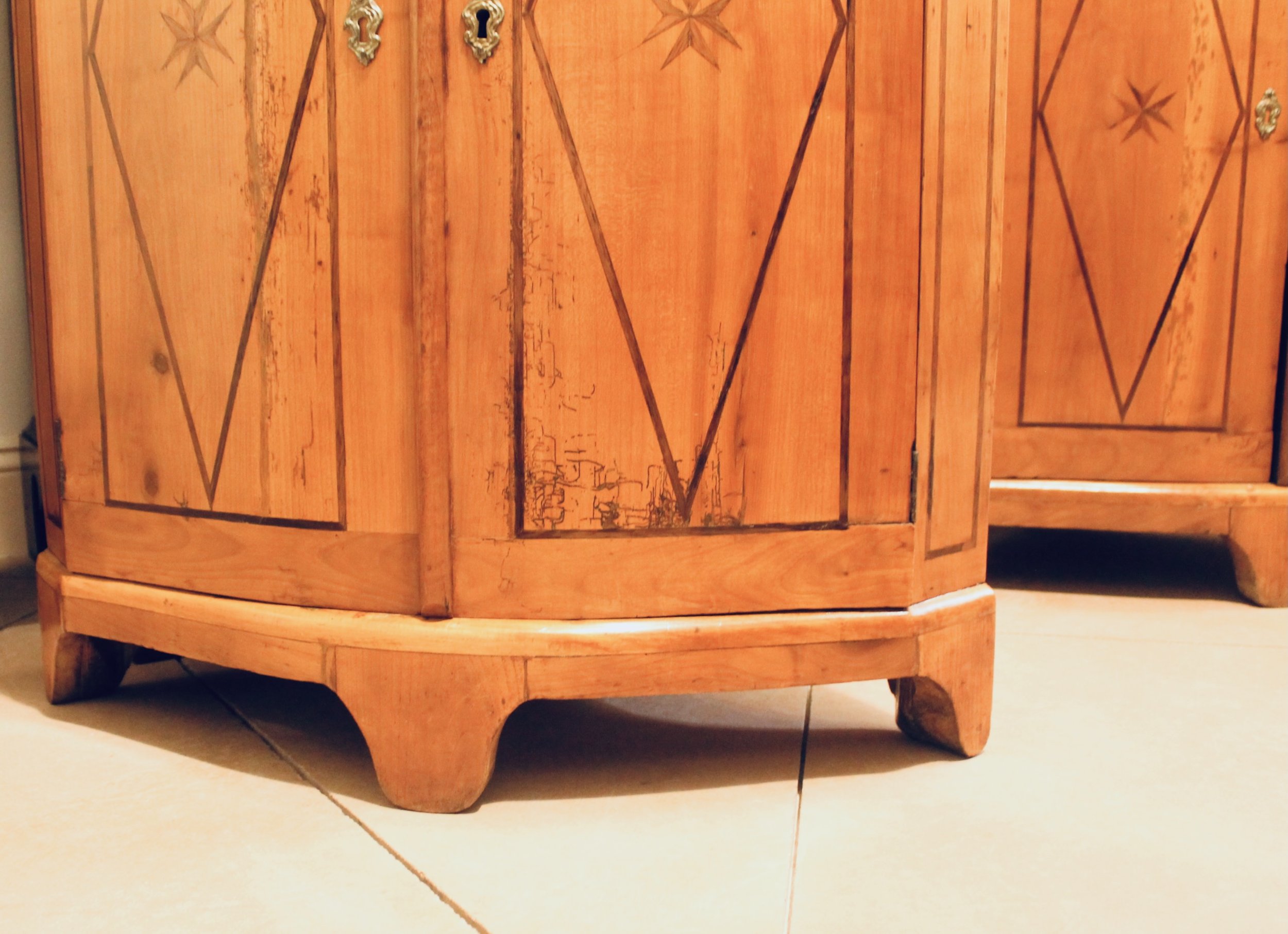 Pair-of-antique-Continental-Fruitwood-Corner-Cabinets-with-Marquetry (11)
