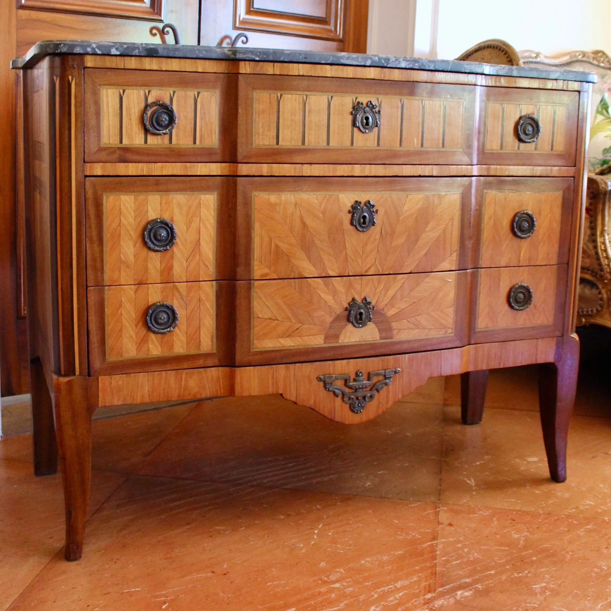 french-transitional-marquetry-commode-with-dark-grey-breche-sainte-anne-marble-top (4)