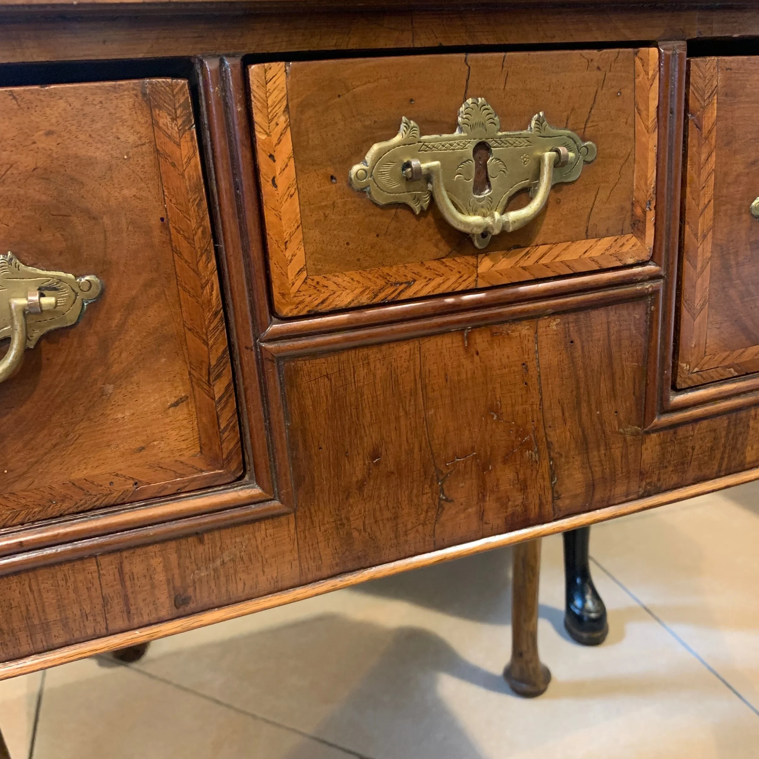 Queen-Anne-Period-burl-Walnut-Lowboy-table (5).jpeg