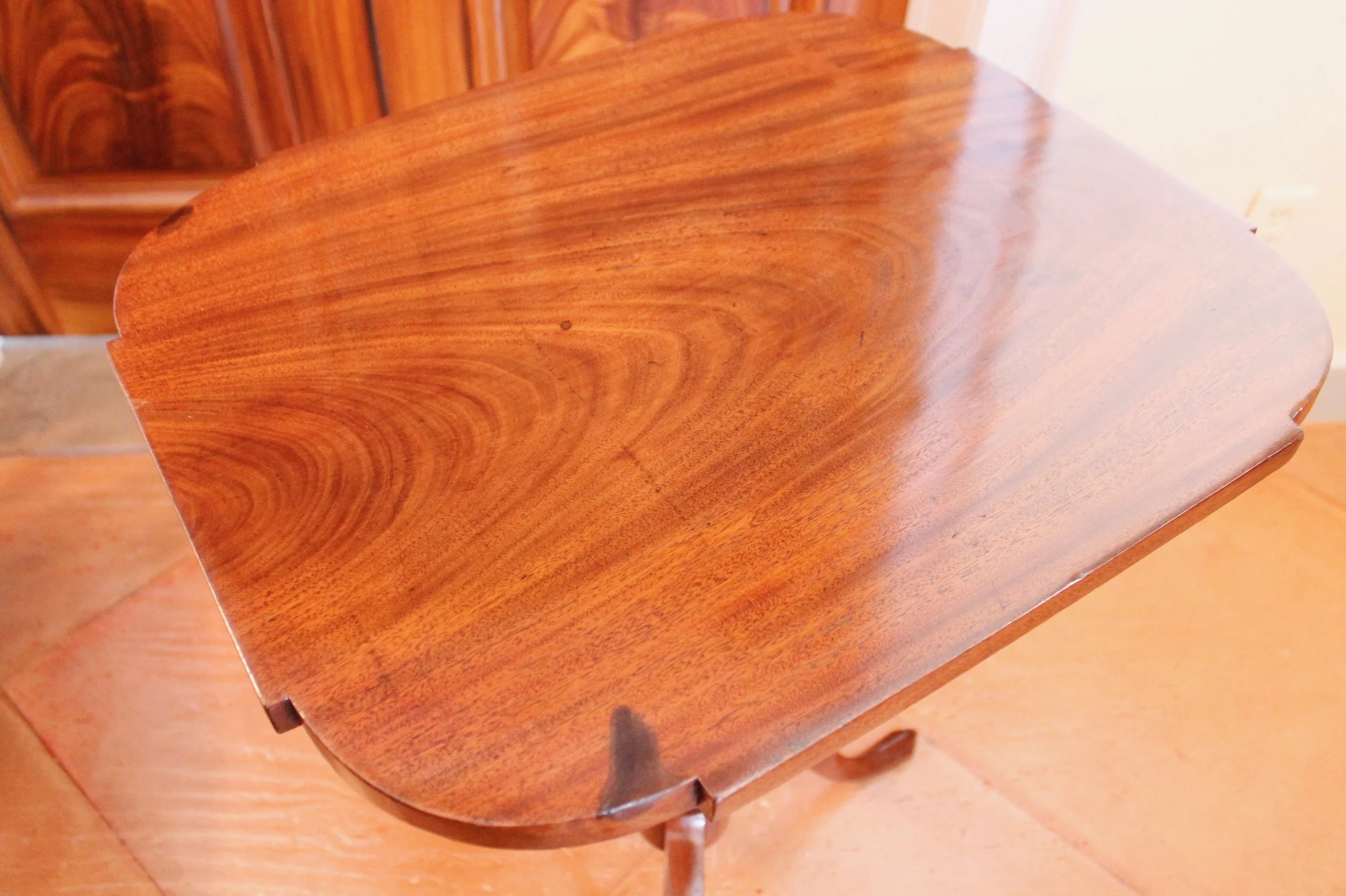American-New-England-Federal-Mahogany-Tilt-Top-Candlestand-Table-top