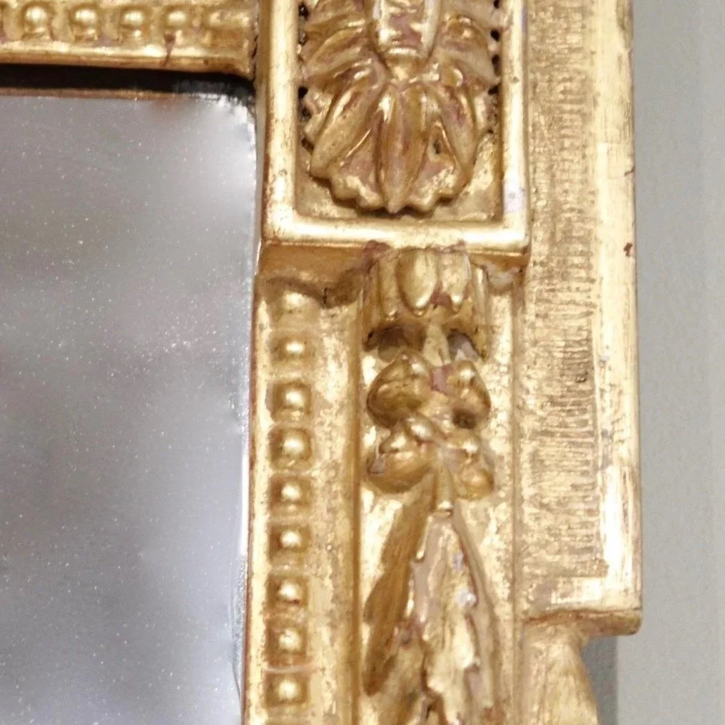 Tall-Italian-Neoclassical-Period-Gilt-Wood-Mirror-With-Urn-Crest (6)-detail