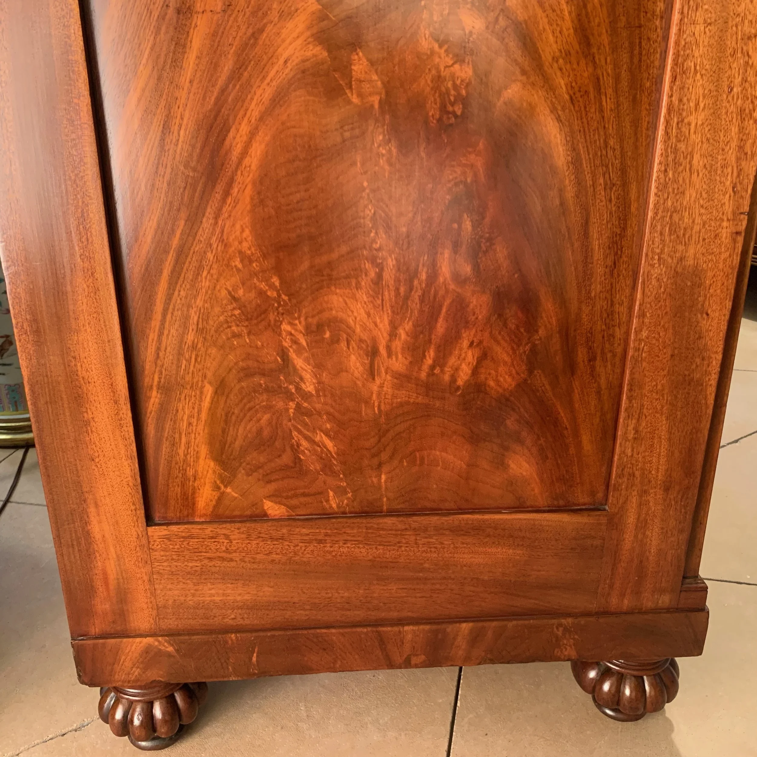 American-Classical-Large-Chest-of-Drawers-19th-century (13)-side-detail