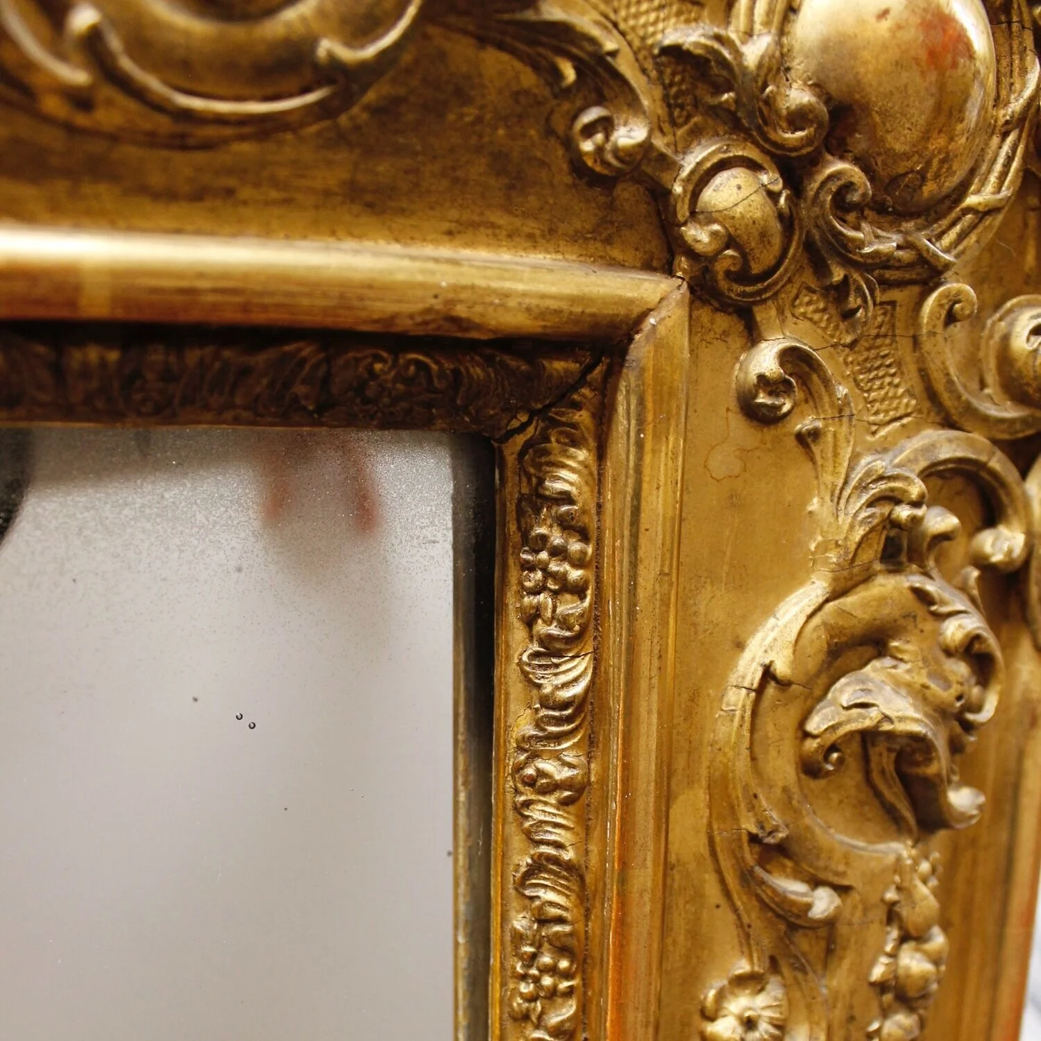 Large-French-Gilt-Rectangular-Mirror-With-Rococo-Decoration-And-Cartouche-Corners-19th-Century (6)