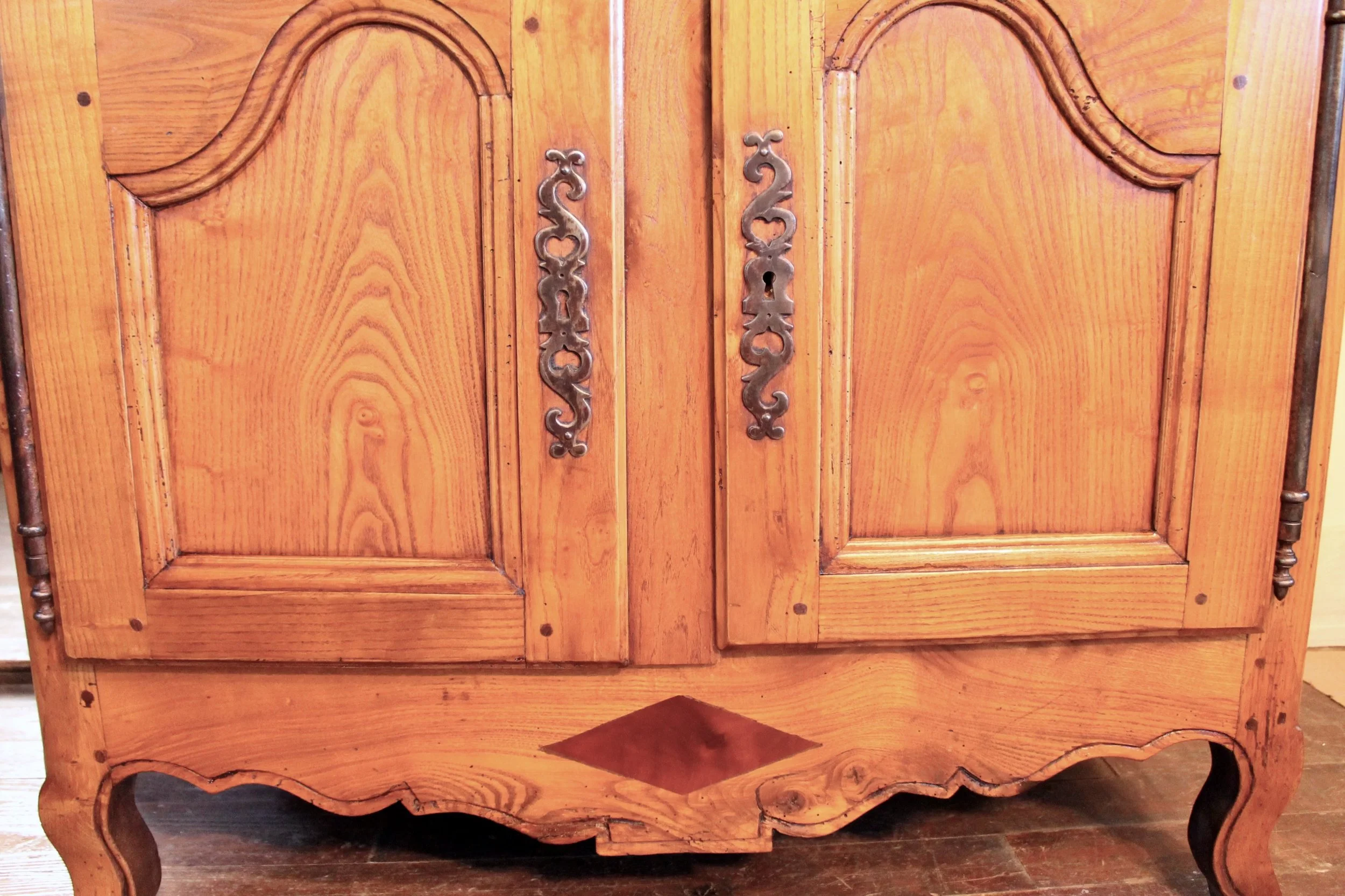 Small-French-Provincial-Louis-XV-Elm-Buffet-Cabinet-detail