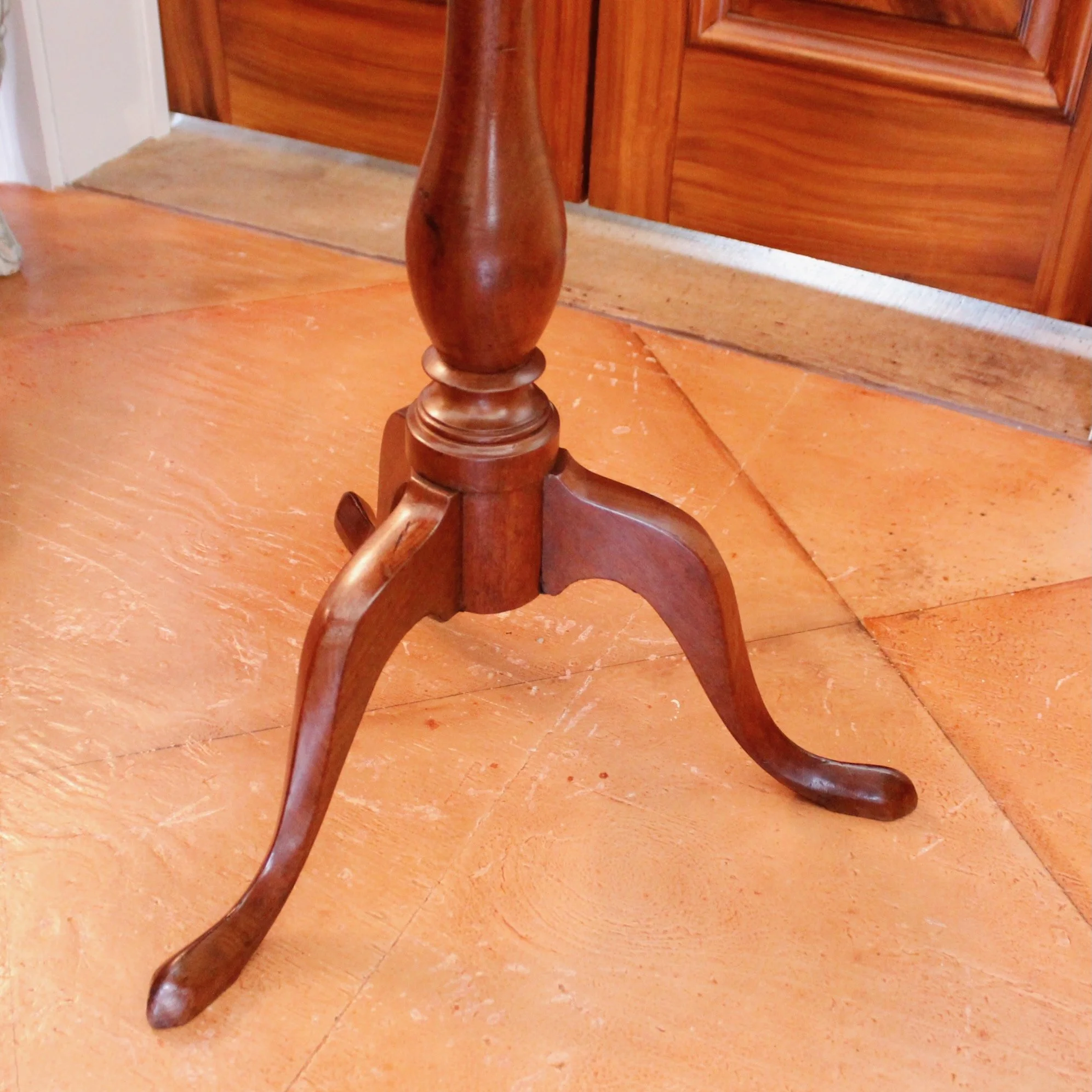 American-New-England-Federal-Mahogany-Tilt-Top-Candlestand-Table-base