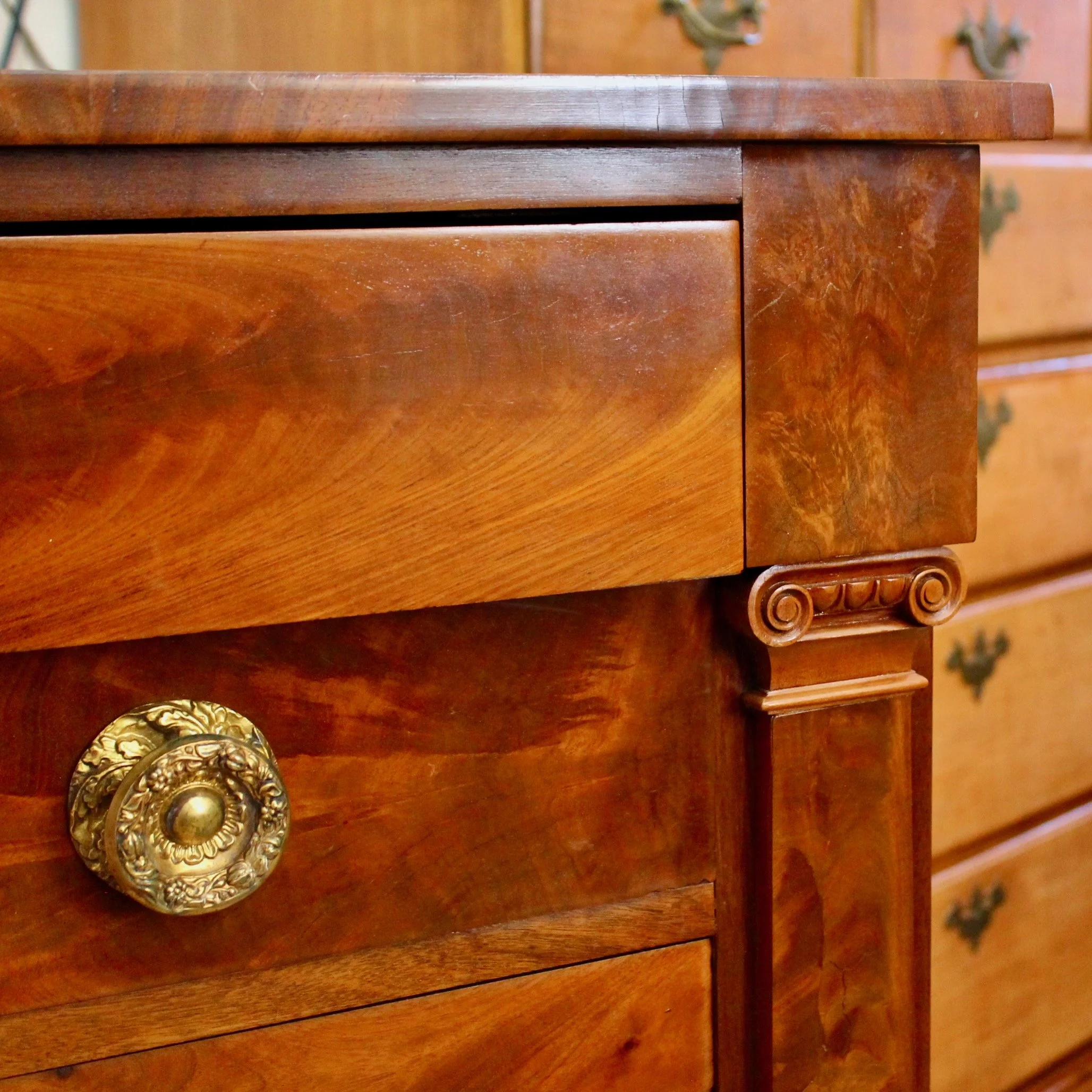 American-Classical-Large-Chest-of-Drawers-19th-century (4)-detail