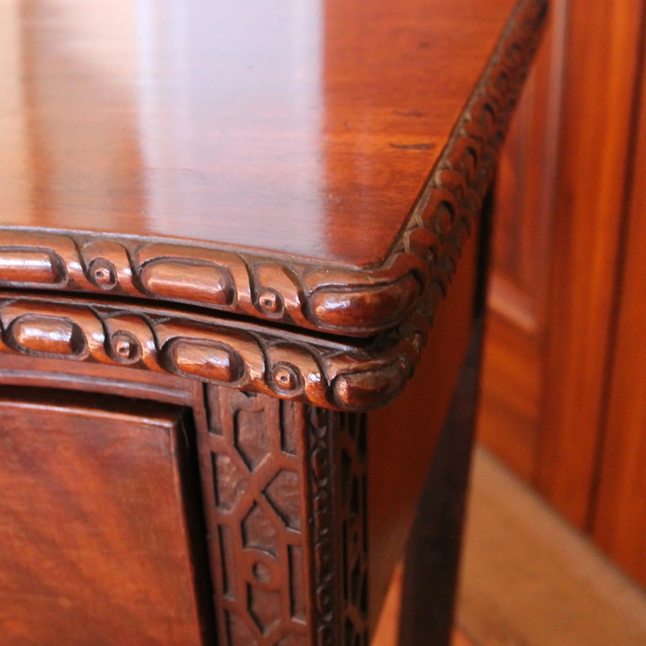 George-III-Georgian-Serpentine-Table-With-Chinese-Chippendale-Fret-Legs-18th-Century-detail