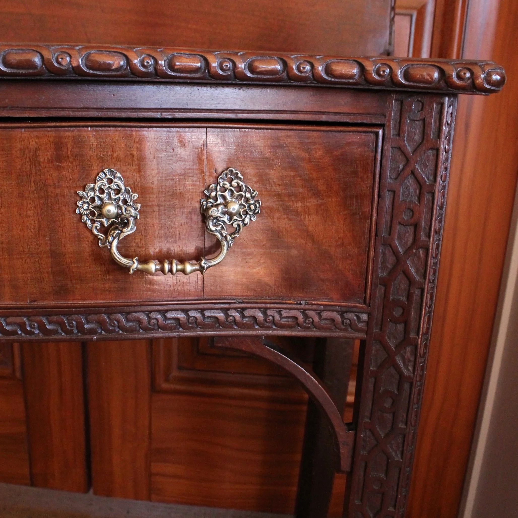 George-III-Georgian-Serpentine-Table-With-Chinese-Chippendale-Fret-Legs-18th-Century-detail