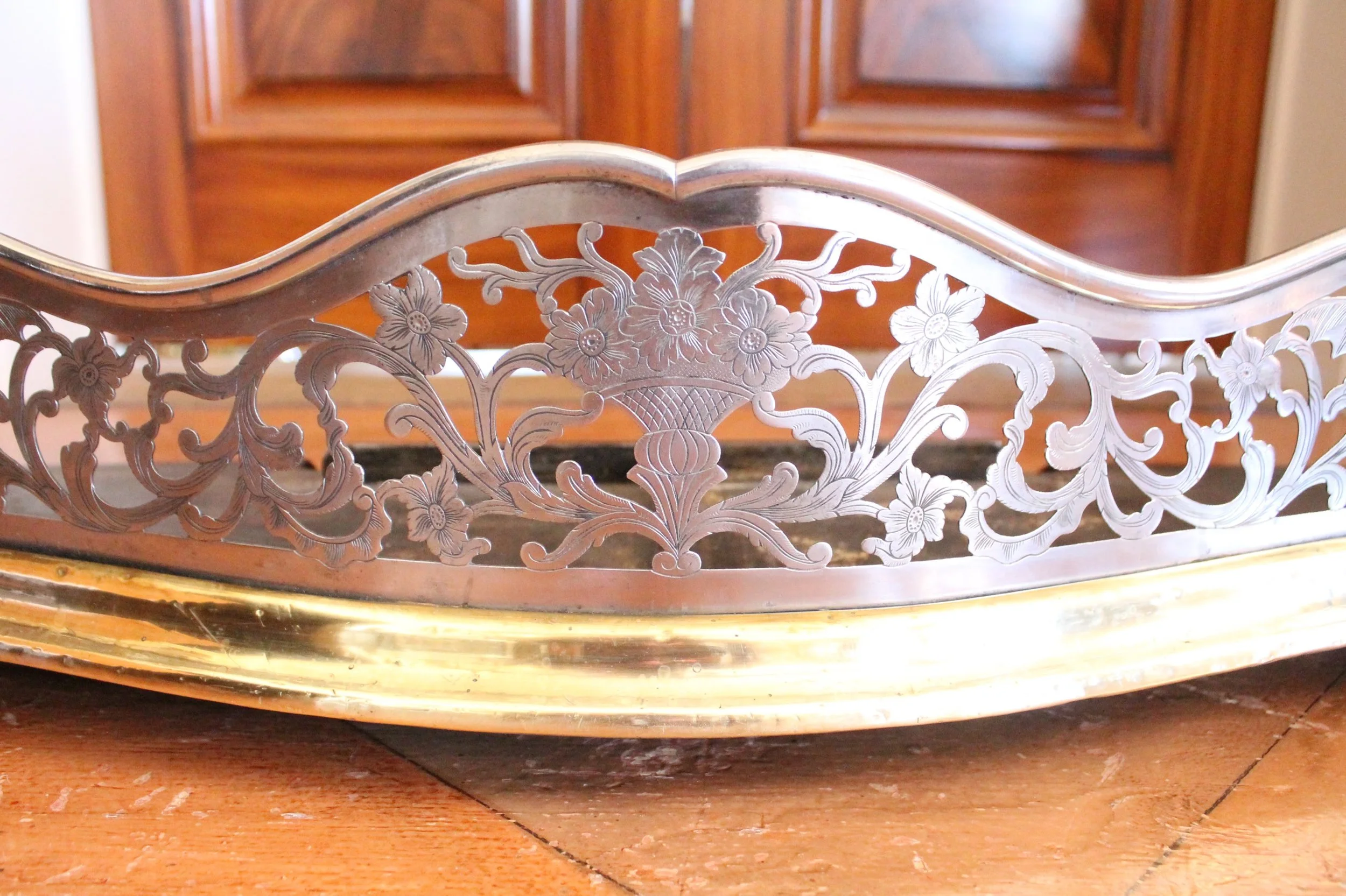 Antique-English-Polished-Steel-and-Brass-Open-Frieze-Fender (8)- detail