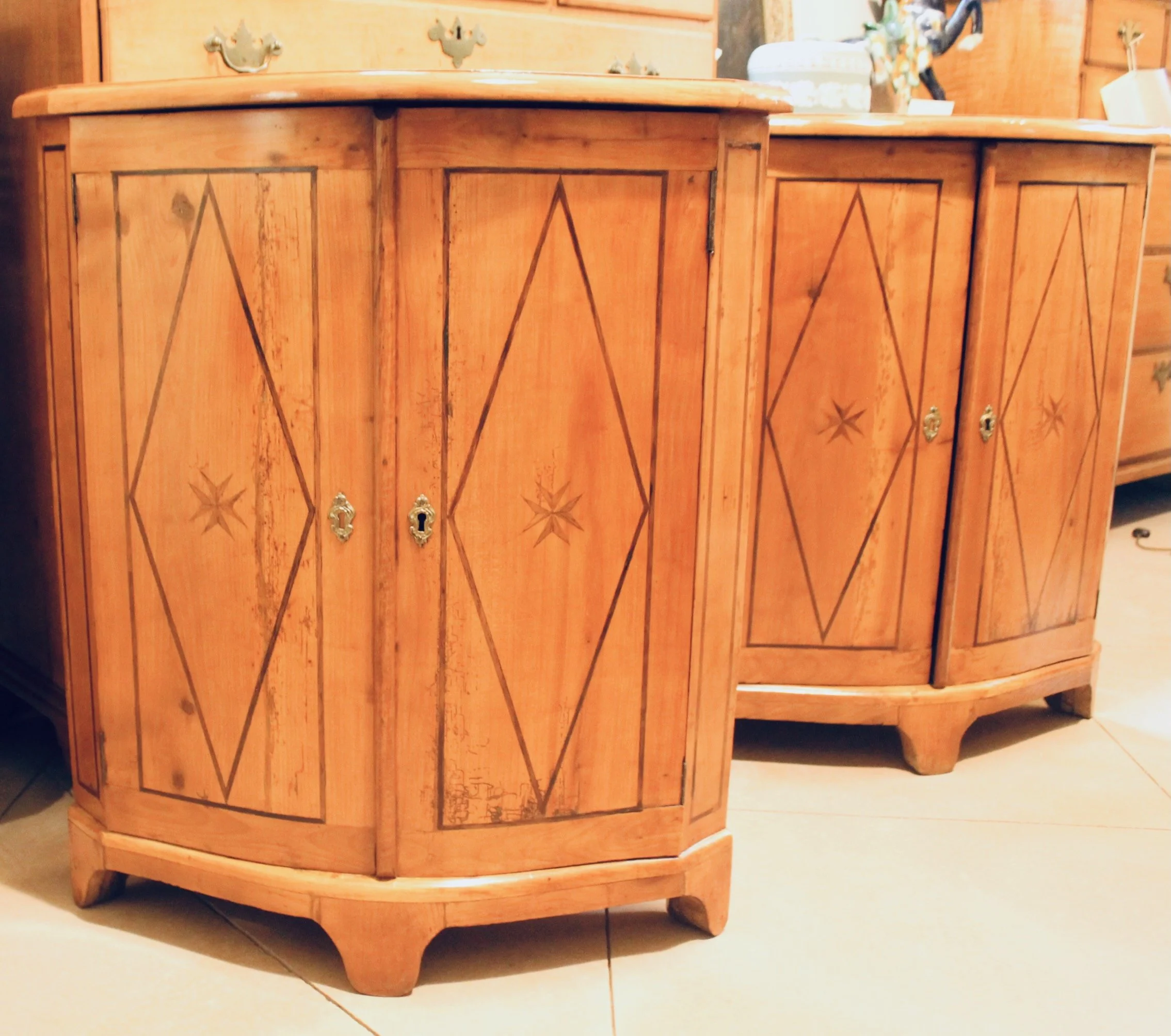Pair-of-antique-Continental-Fruitwood-Corner-Cabinets-with-Marquetry (10)